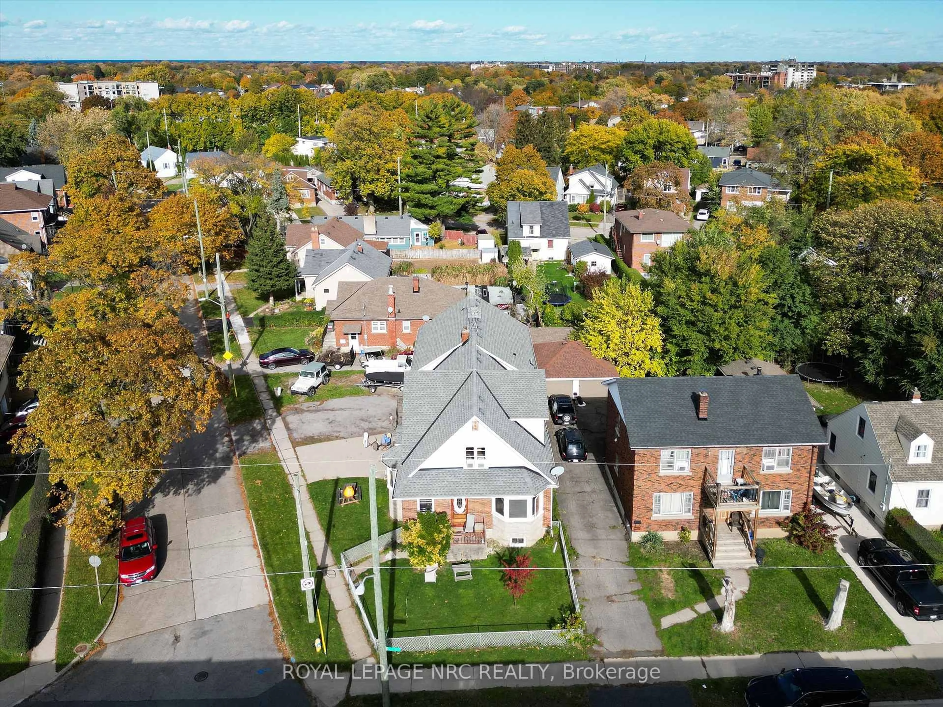 A pic from outside/outdoor area/front of a property/back of a property/a pic from drone, street for 41 McCalla Dr, St. Catharines Ontario L2N 1A3