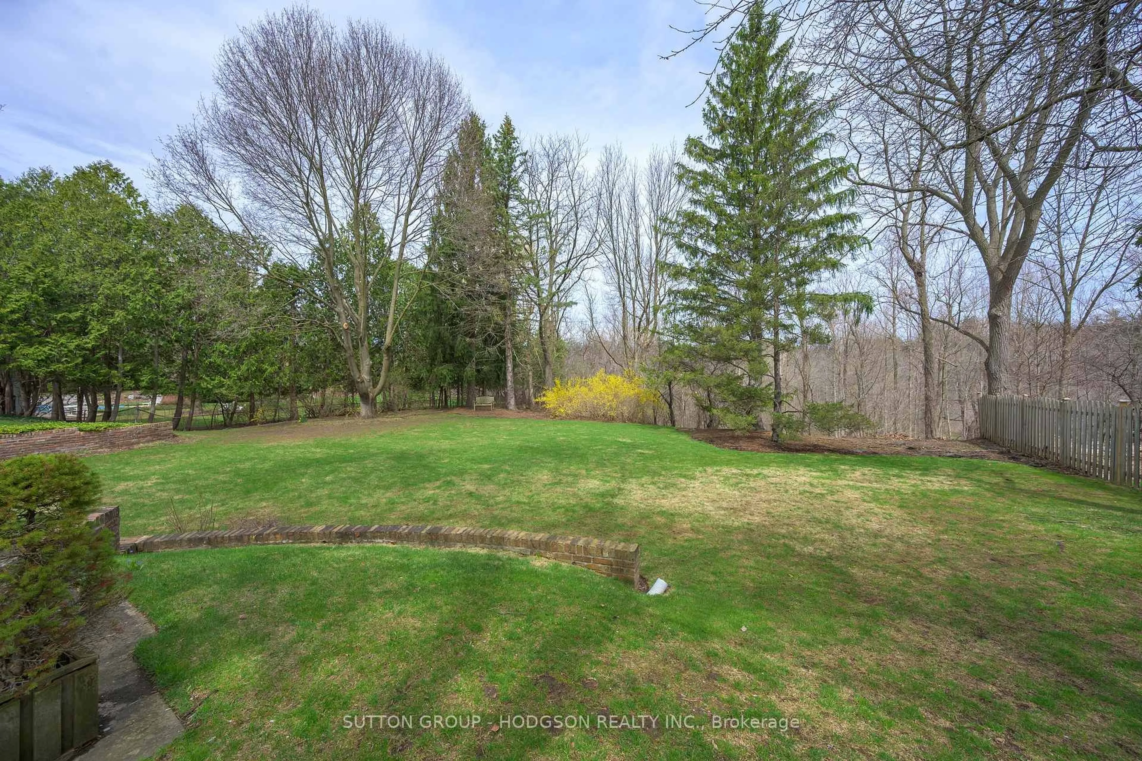 A pic from outside/outdoor area/front of a property/back of a property/a pic from drone, forest/trees view for 39 Doncaster Ave, London North Ontario N6G 2A1