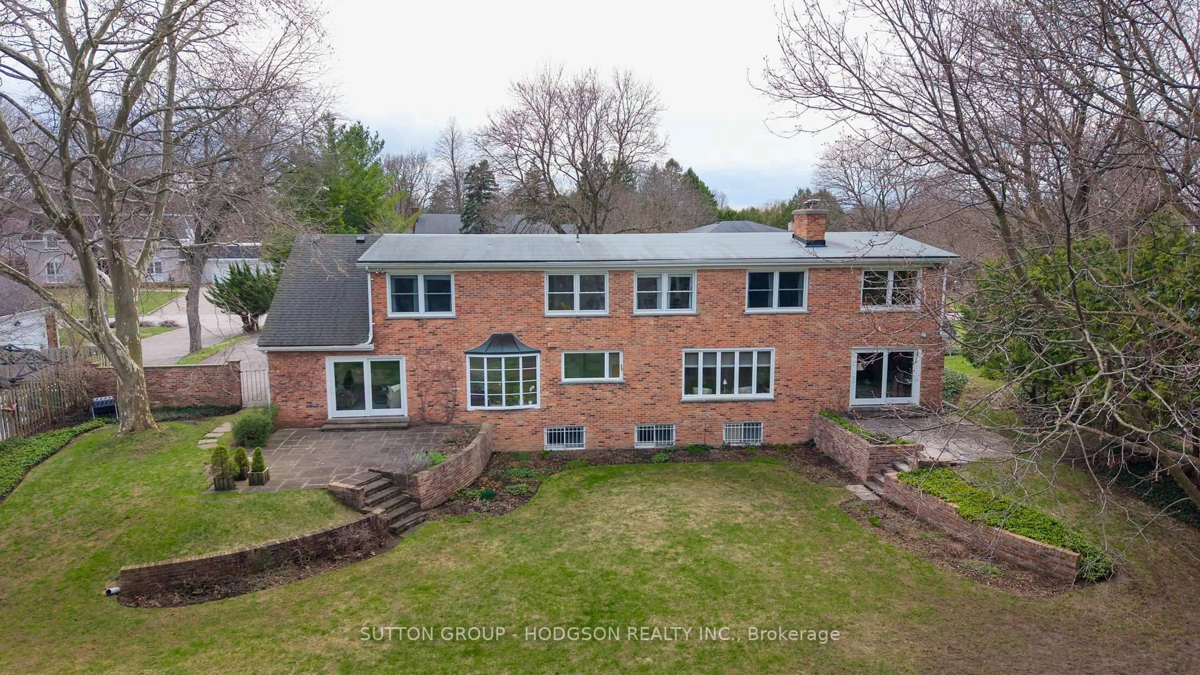 A pic from outside/outdoor area/front of a property/back of a property/a pic from drone, unknown for 39 Doncaster Ave, London North Ontario N6G 2A1
