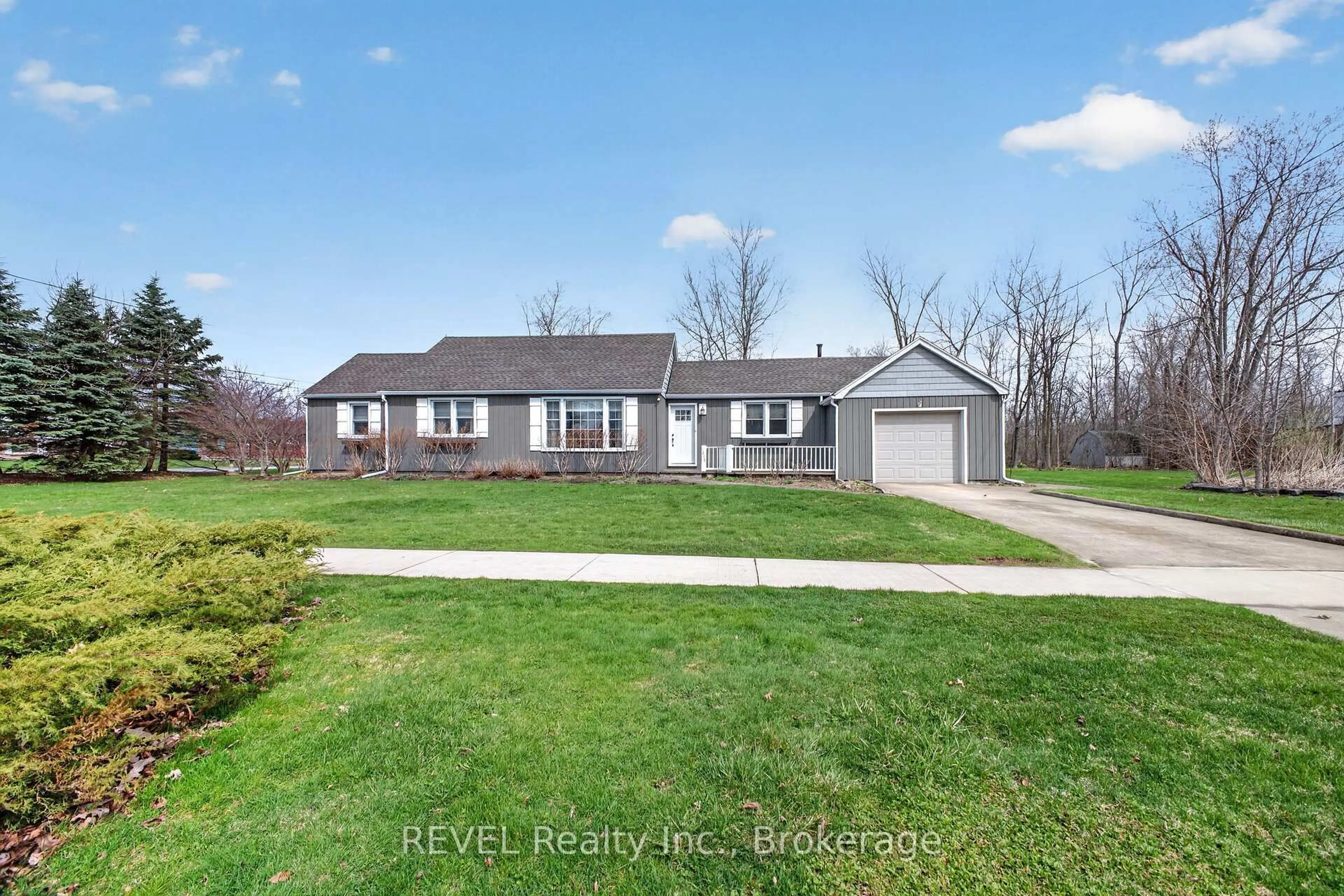 A pic from outside/outdoor area/front of a property/back of a property/a pic from drone, street for 1258 Phillips St, Fort Erie Ontario L2A 3B7