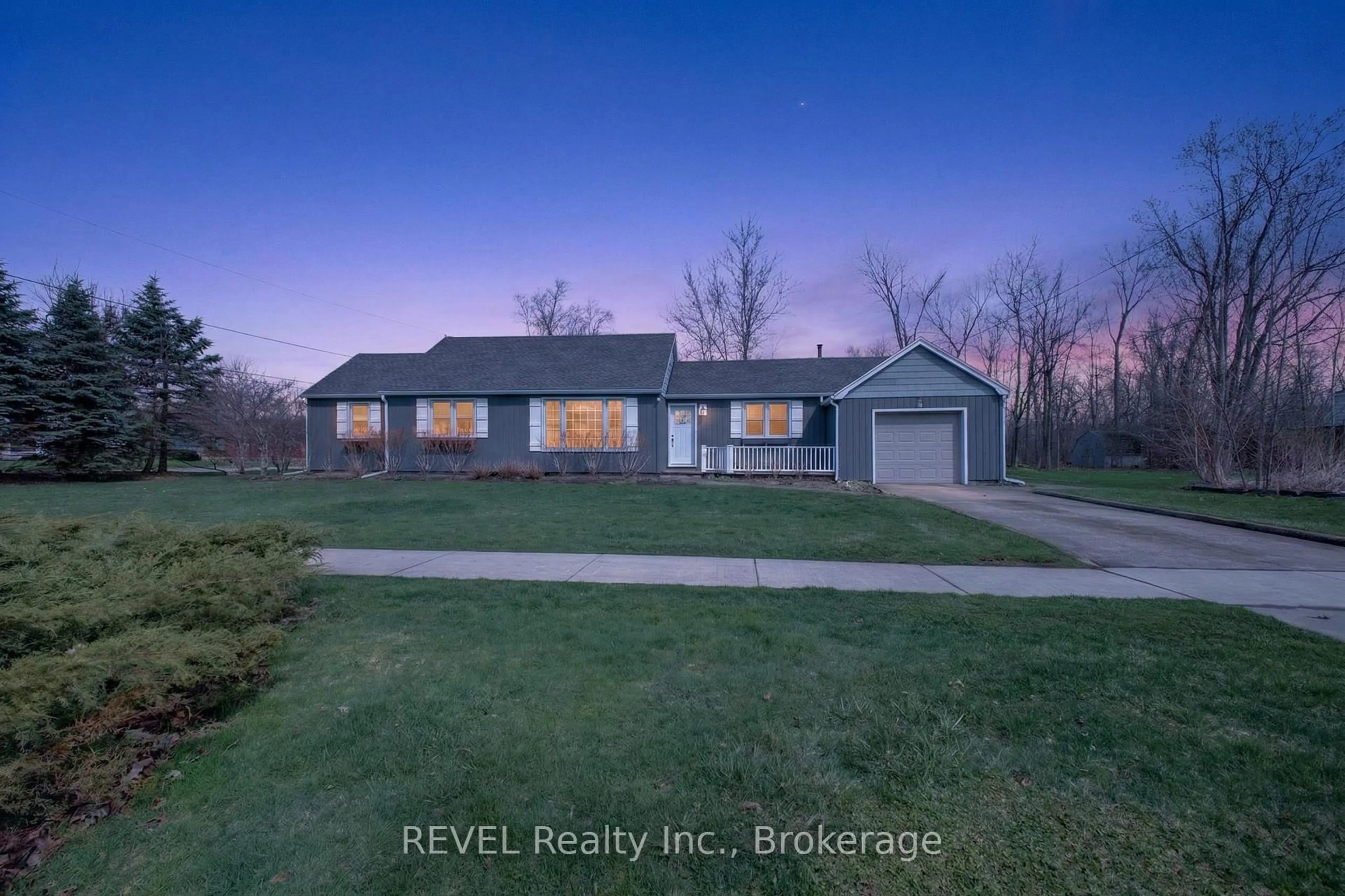 A pic from outside/outdoor area/front of a property/back of a property/a pic from drone, street for 1258 Phillips St, Fort Erie Ontario L2A 3B7