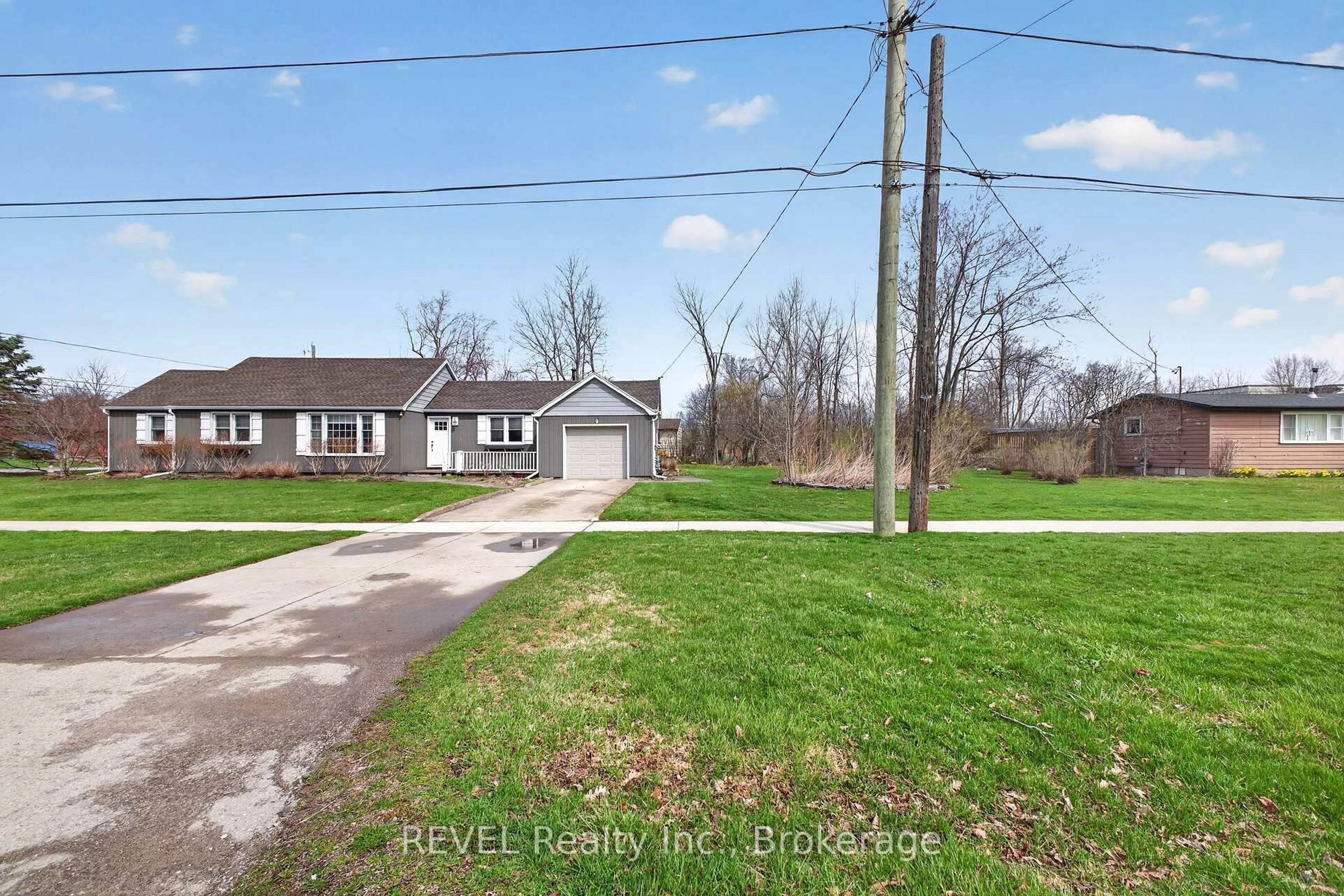 A pic from outside/outdoor area/front of a property/back of a property/a pic from drone, street for 1258 Phillips St, Fort Erie Ontario L2A 3B7