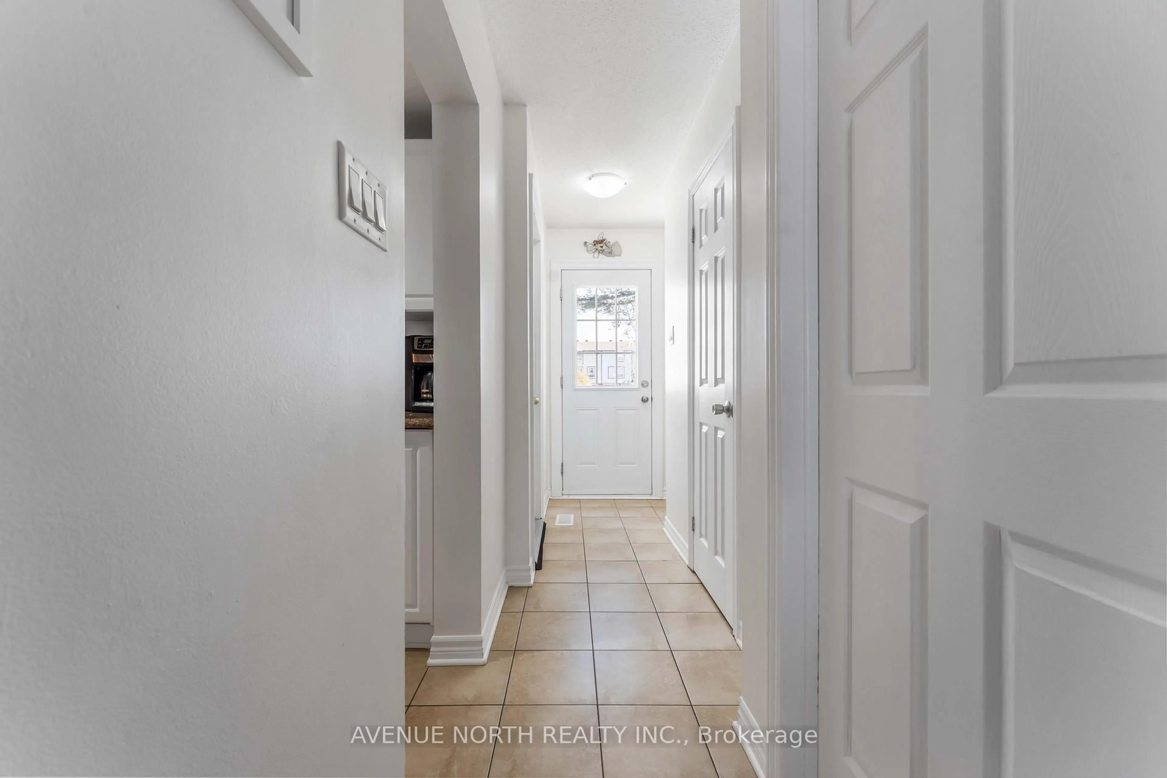 Indoor entryway for 1964 Garden Park Lane, Ottawa Ontario K1B 5B2