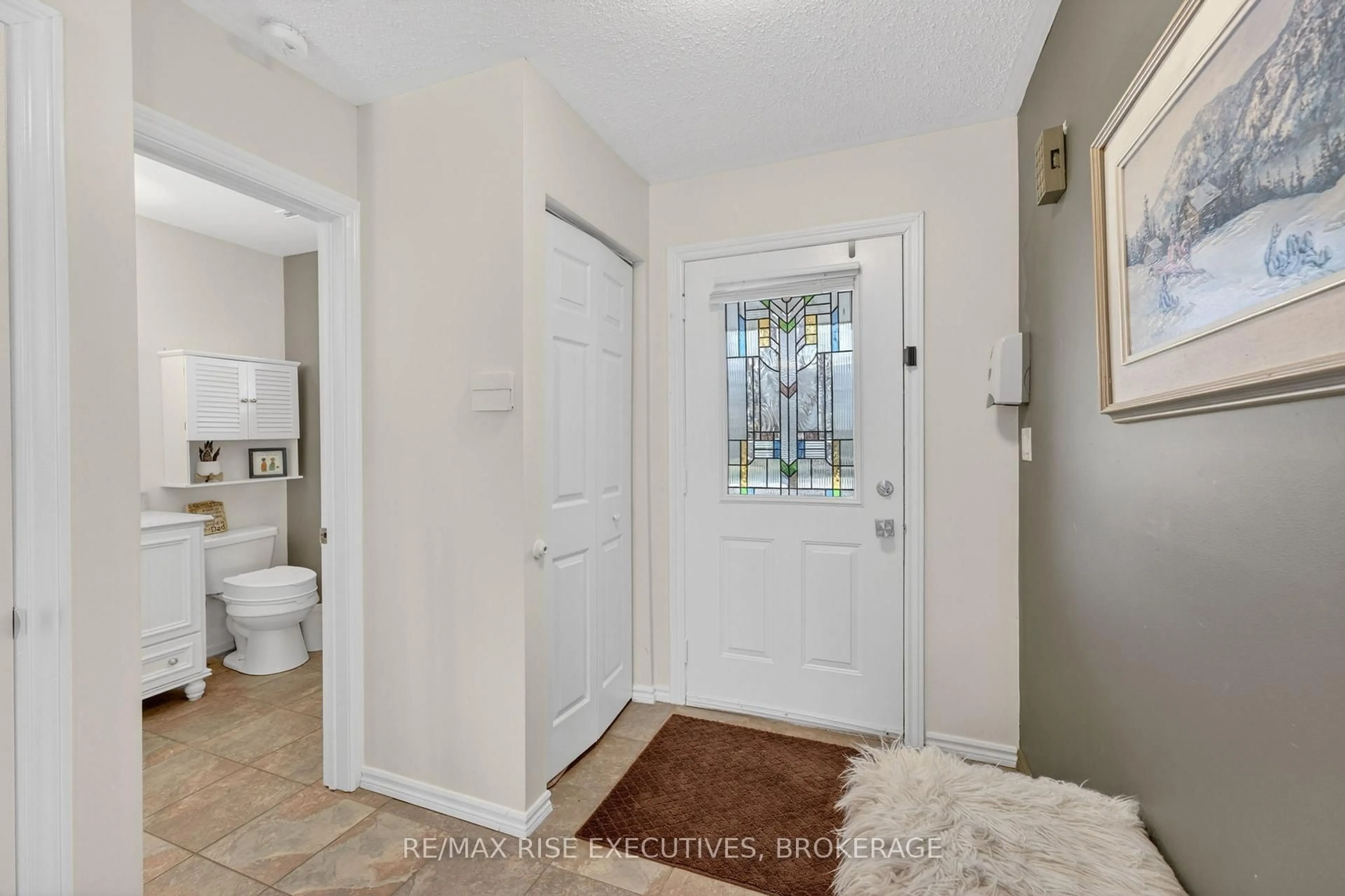 Indoor entryway for 880 Lancaster Dr, Kingston Ontario K7P 1R6