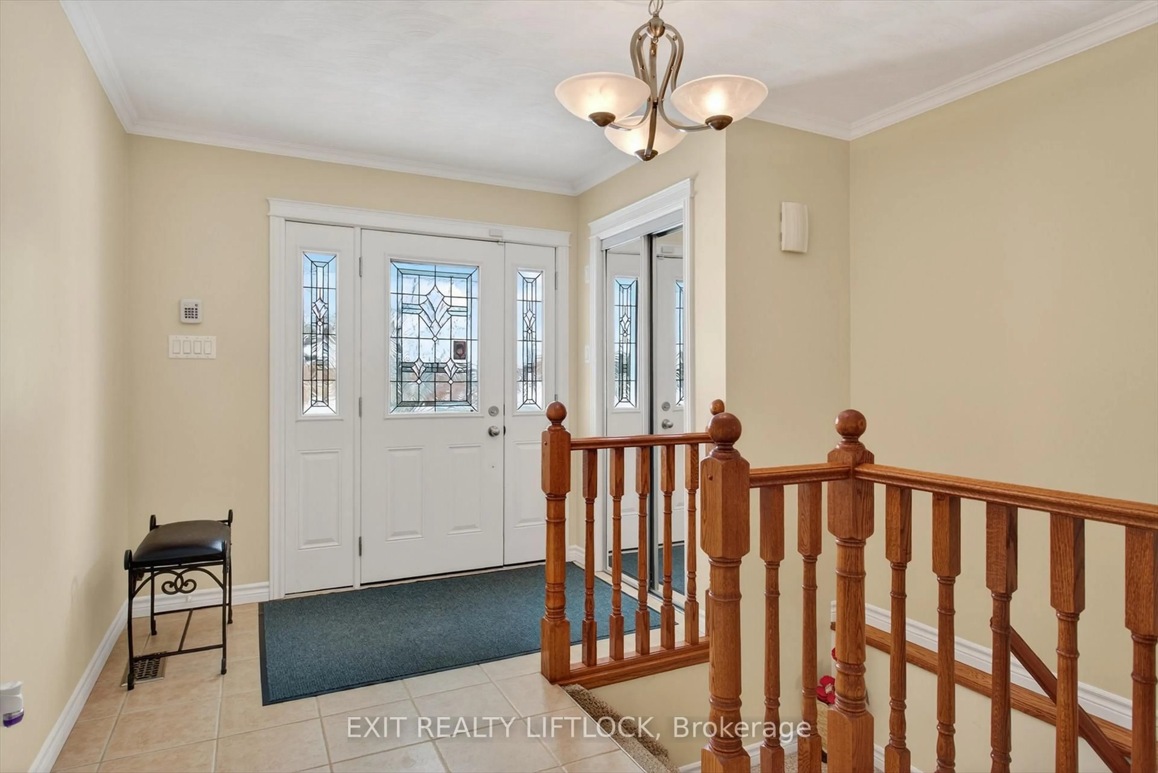 Indoor entryway for 1724 Glenforest Blvd, Peterborough Ontario K9K 2P5