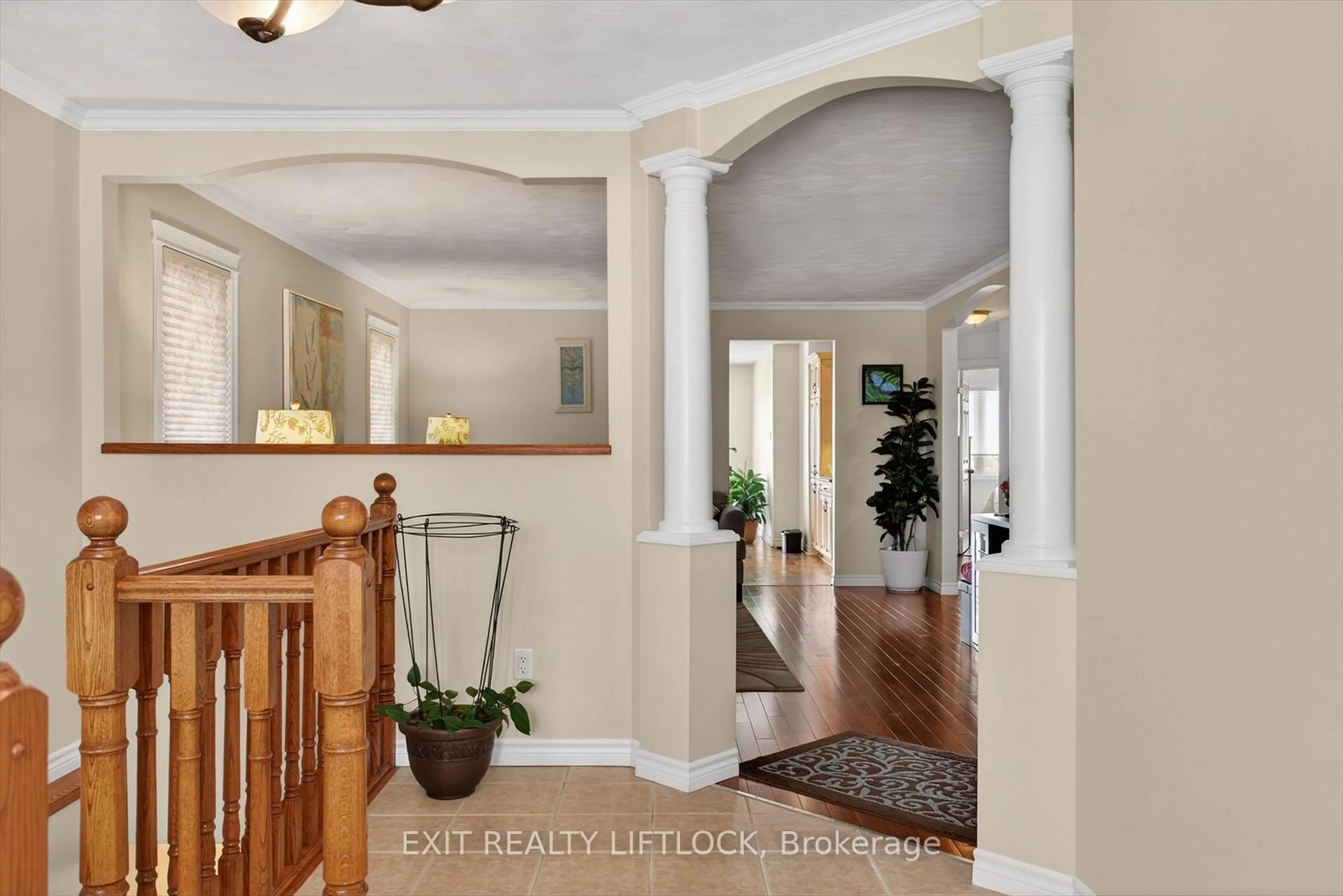 Indoor entryway for 1724 Glenforest Blvd, Peterborough Ontario K9K 2P5