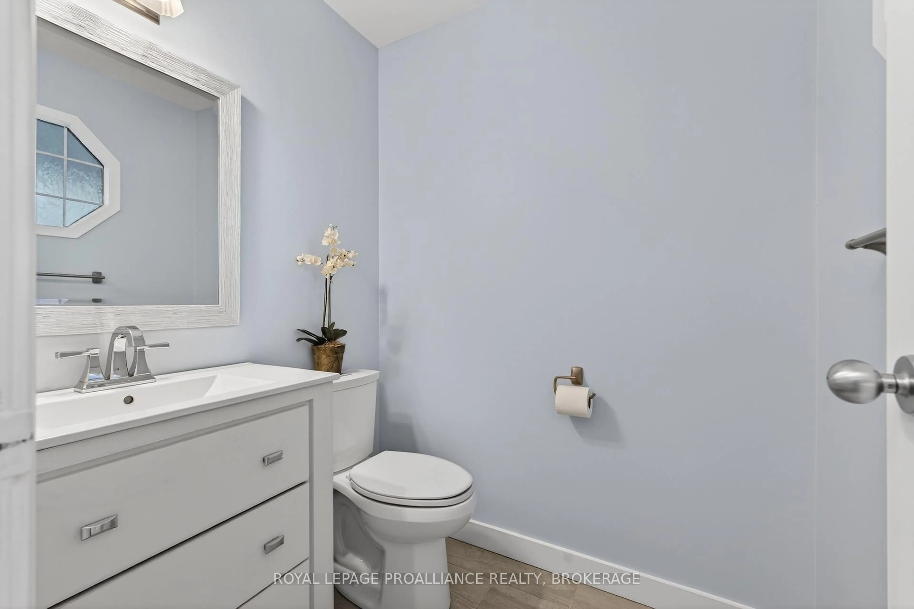 Standard bathroom, ceramic/tile floor for 894 Littlestone Cres, Kingston Ontario K7M 8L8