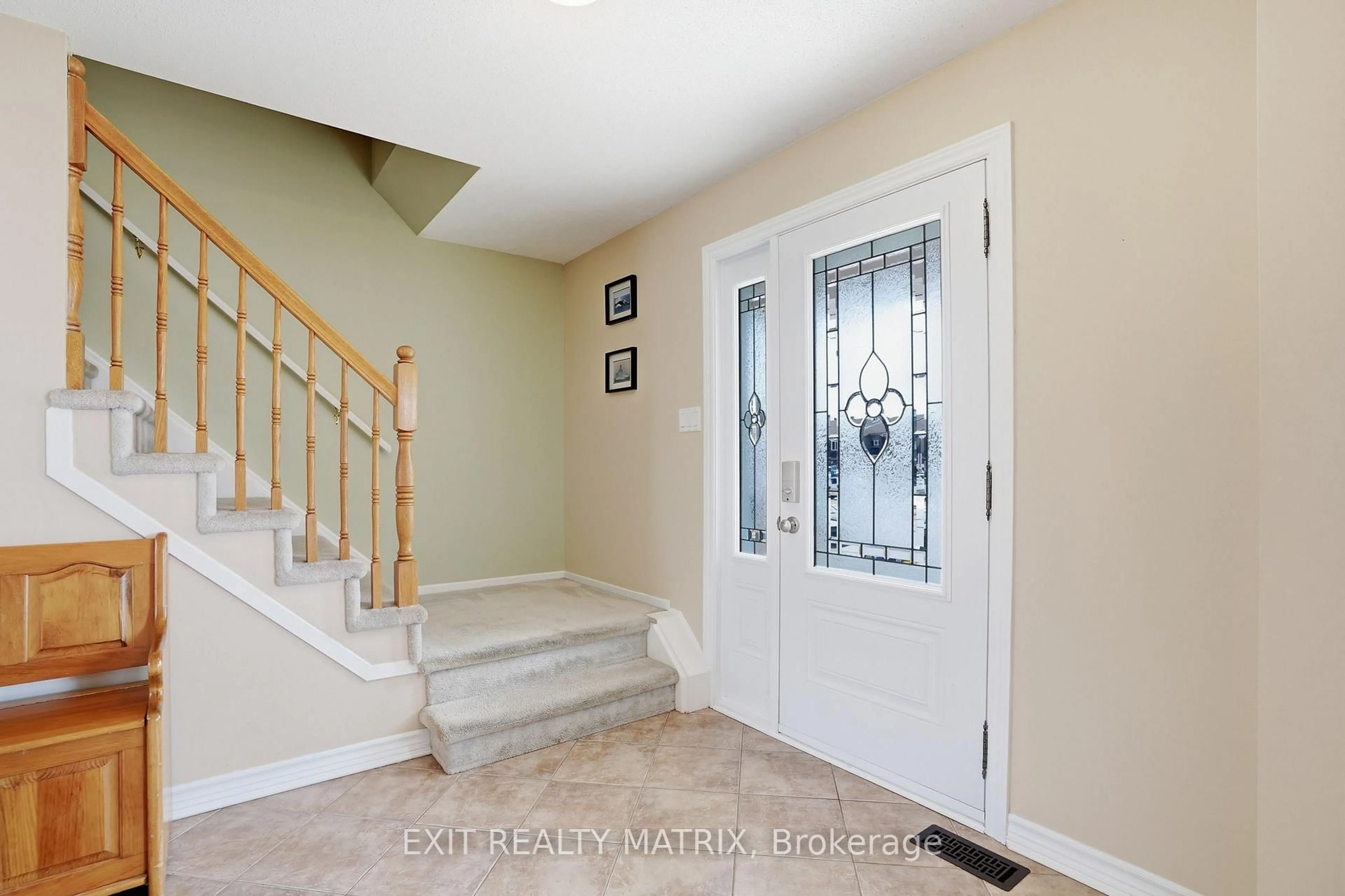 Indoor entryway for 144 Centenaire St, Russell Ontario K0A 1W0