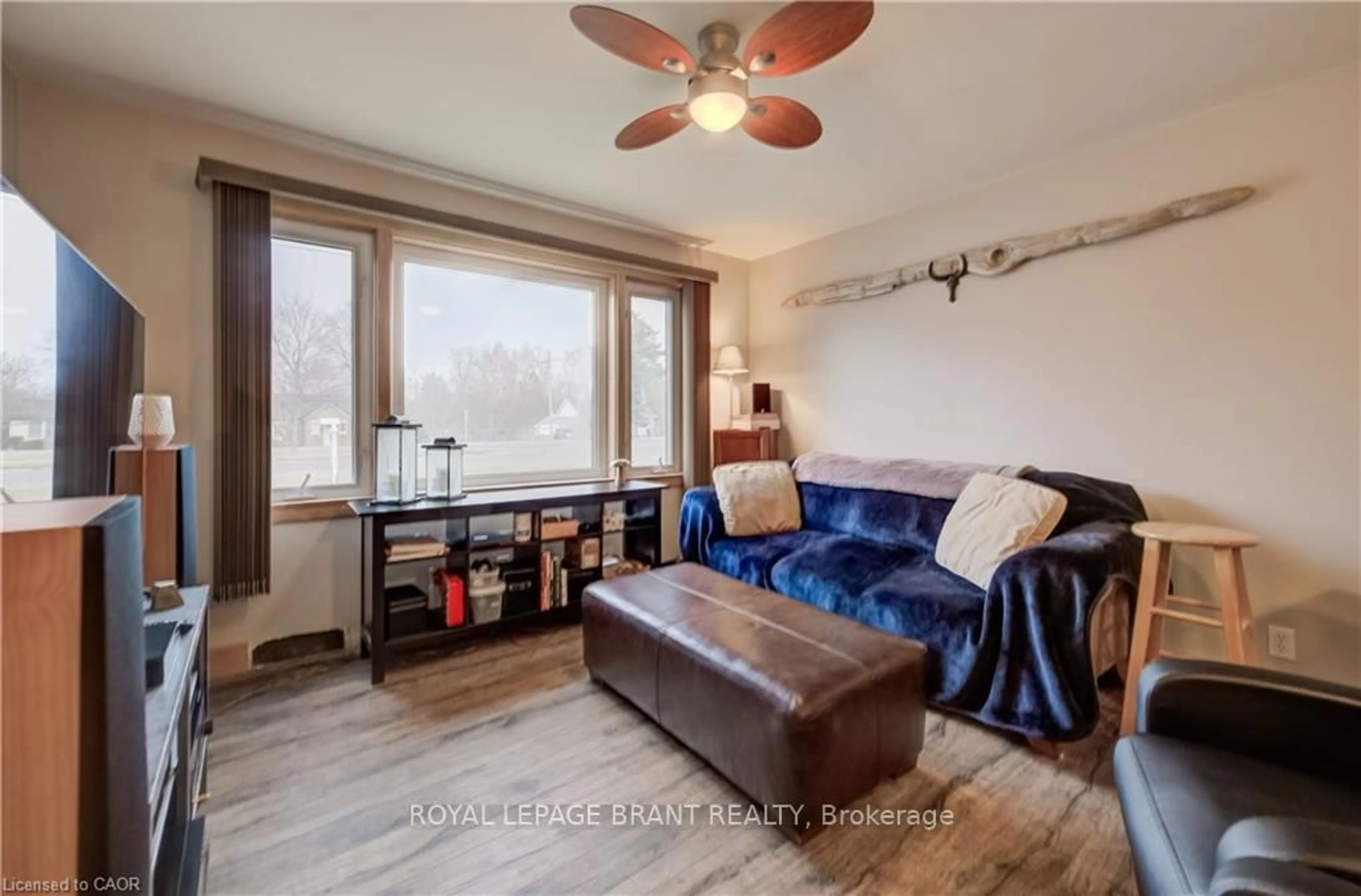 Living room with furniture, wood/laminate floor for 1864 Coronation Blvd, Cambridge Ontario N3H 3S2