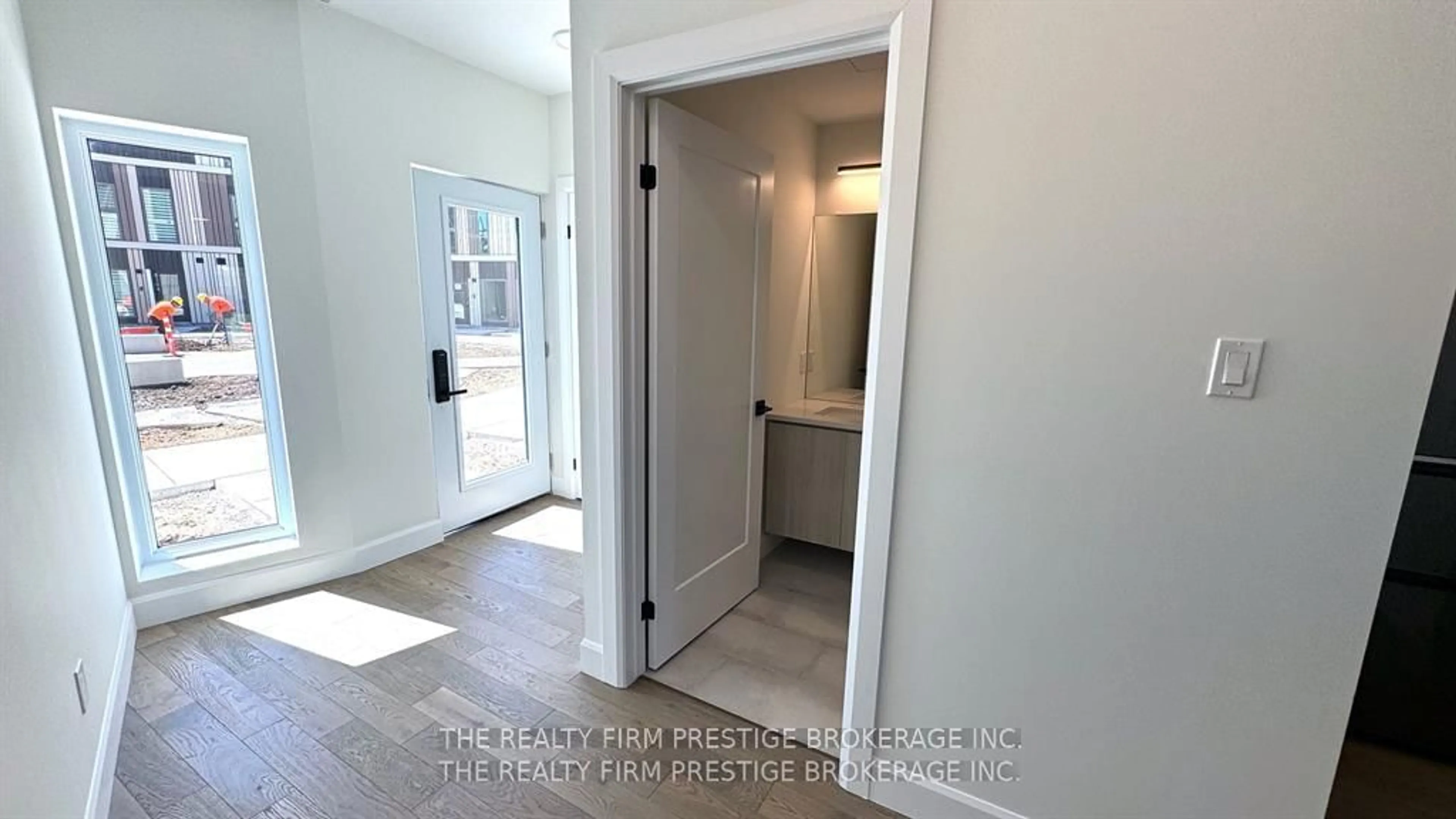Indoor entryway for 2082 Lumen Dr #B118, London South Ontario N6K 0L3