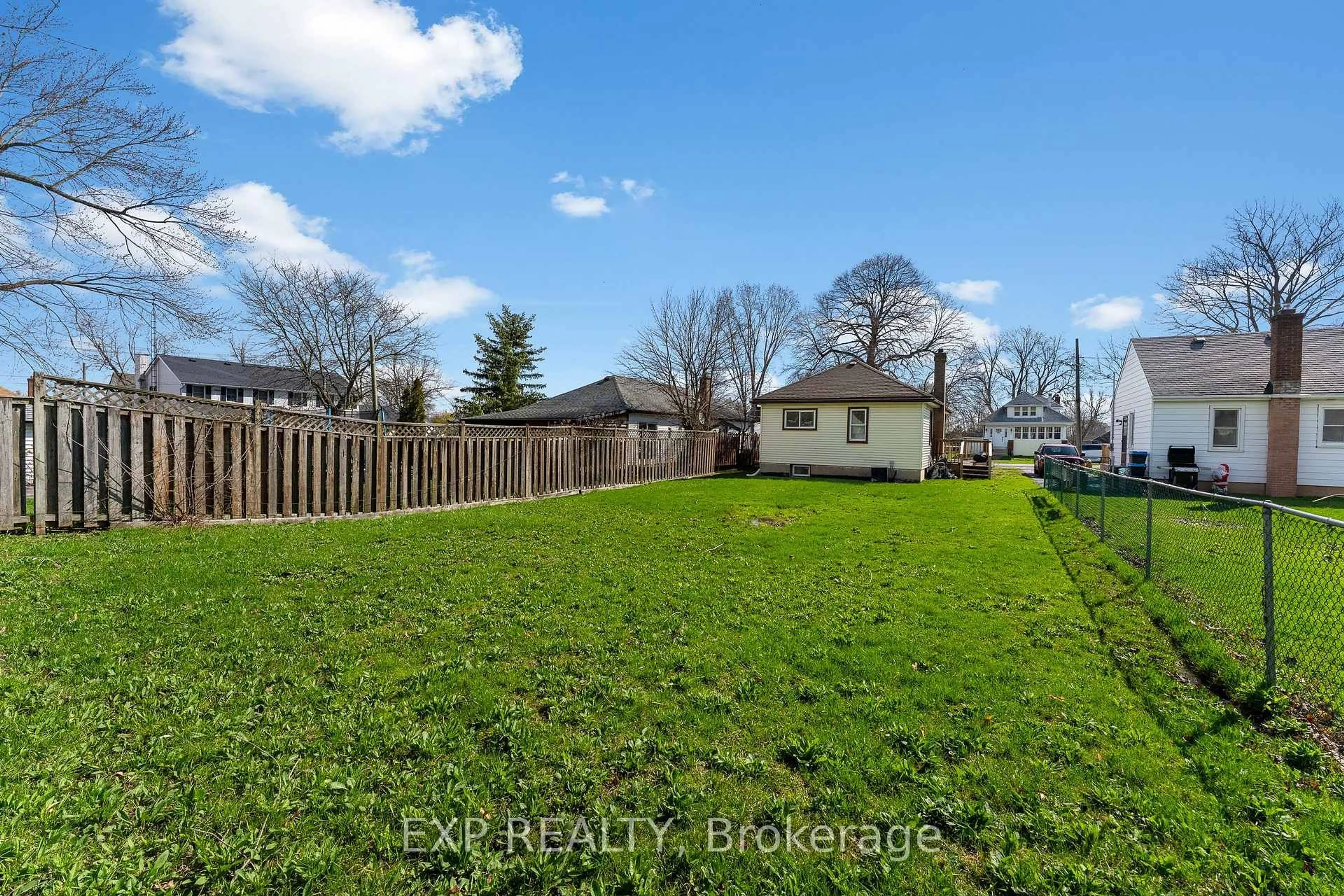 A pic from outside/outdoor area/front of a property/back of a property/a pic from drone, unknown for 152 High St, Fort Erie Ontario L2A 3R1