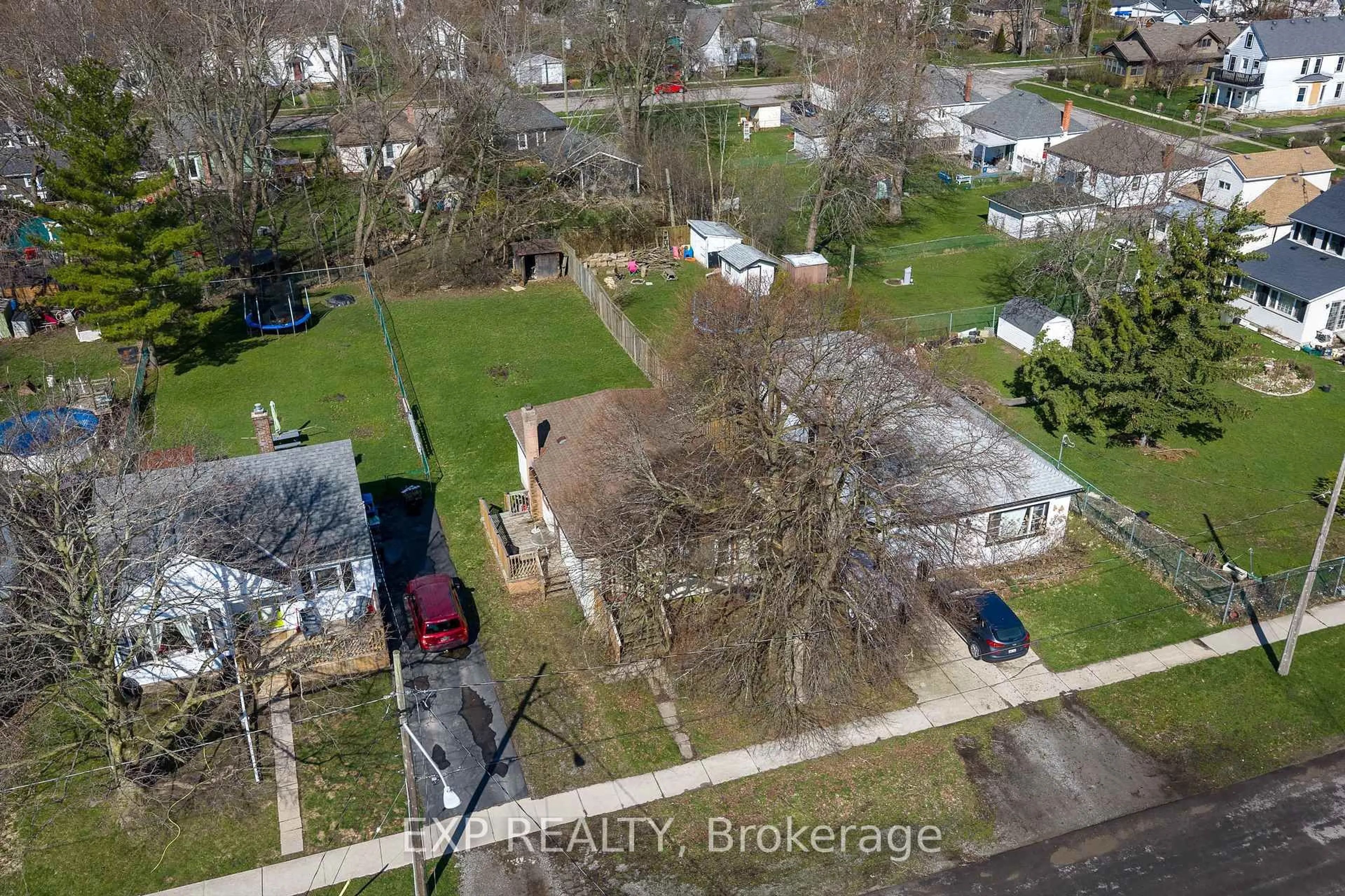 A pic from outside/outdoor area/front of a property/back of a property/a pic from drone, street for 152 High St, Fort Erie Ontario L2A 3R1