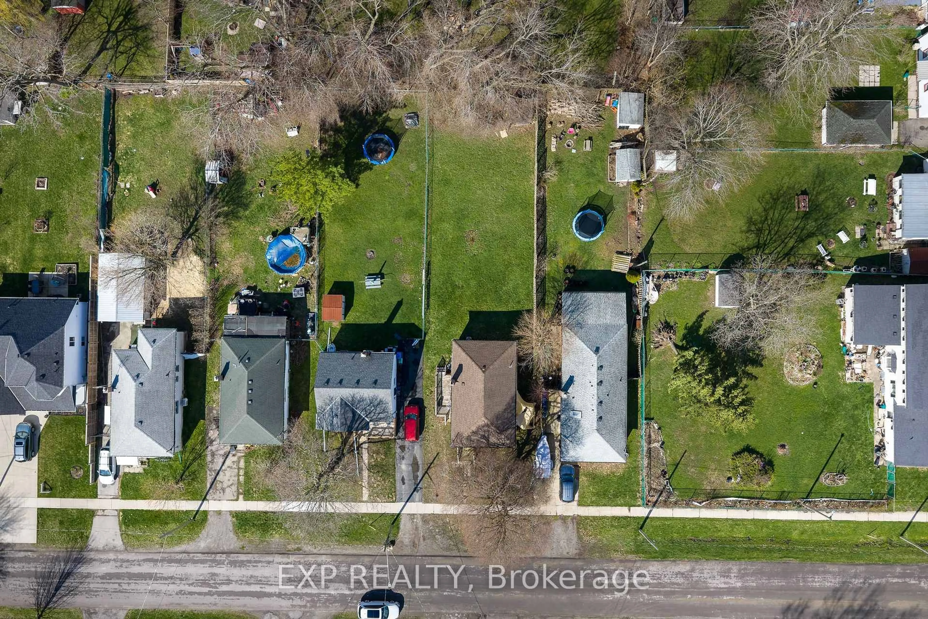 A pic from outside/outdoor area/front of a property/back of a property/a pic from drone, street for 152 High St, Fort Erie Ontario L2A 3R1