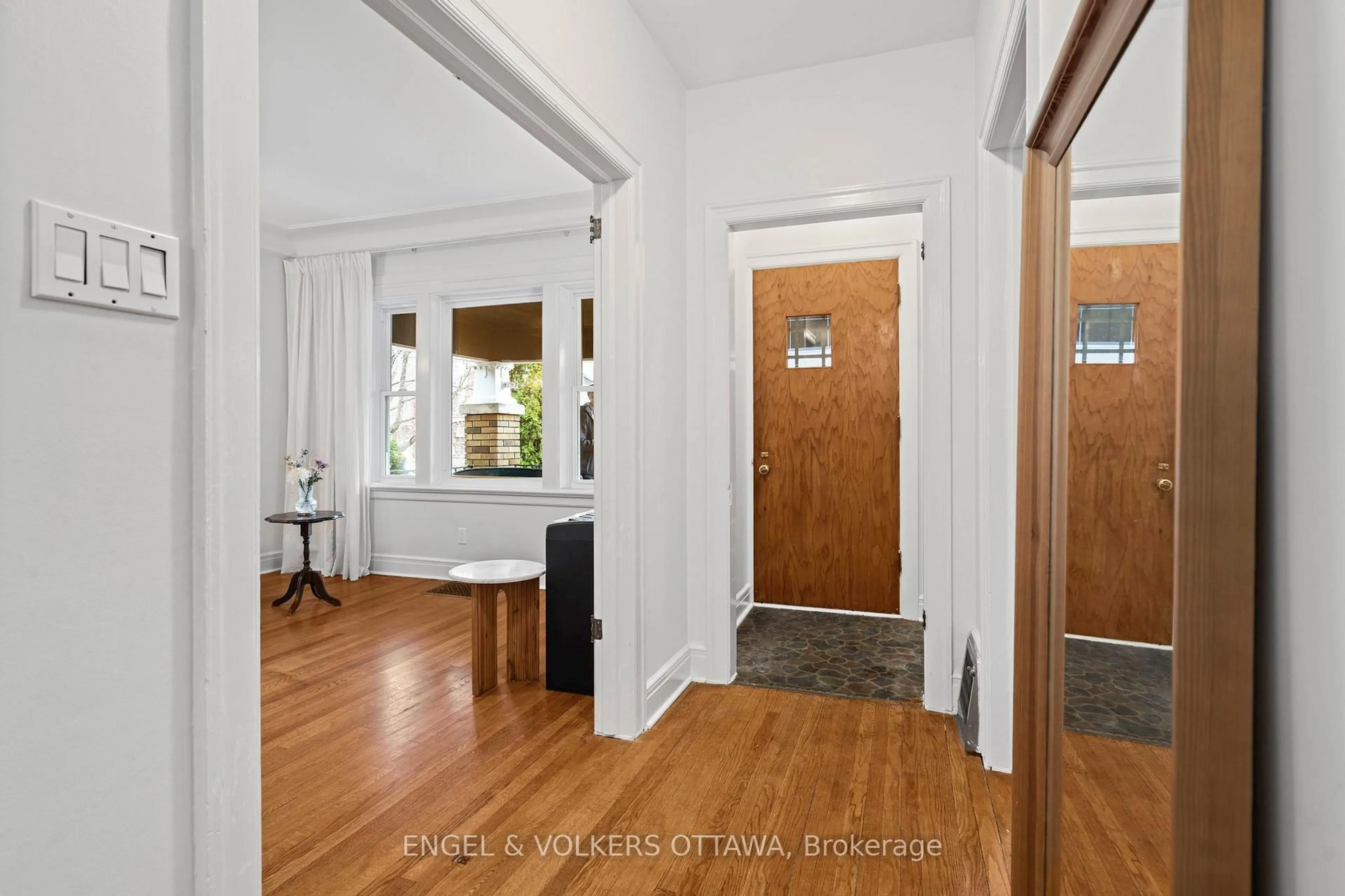 Indoor entryway for 18 Clarendon Ave, Ottawa Ontario K1Y 0P2