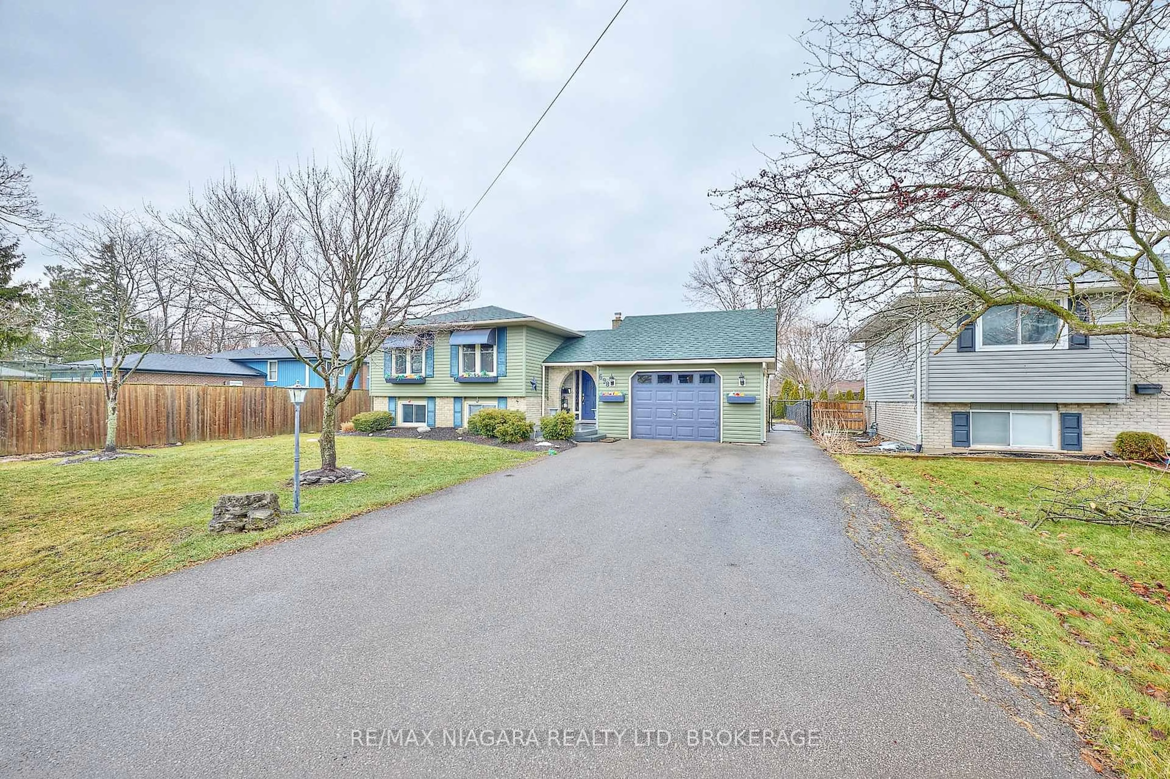 A pic from outside/outdoor area/front of a property/back of a property/a pic from drone, street for 698 Buffalo Rd, Fort Erie Ontario L2A 5T6