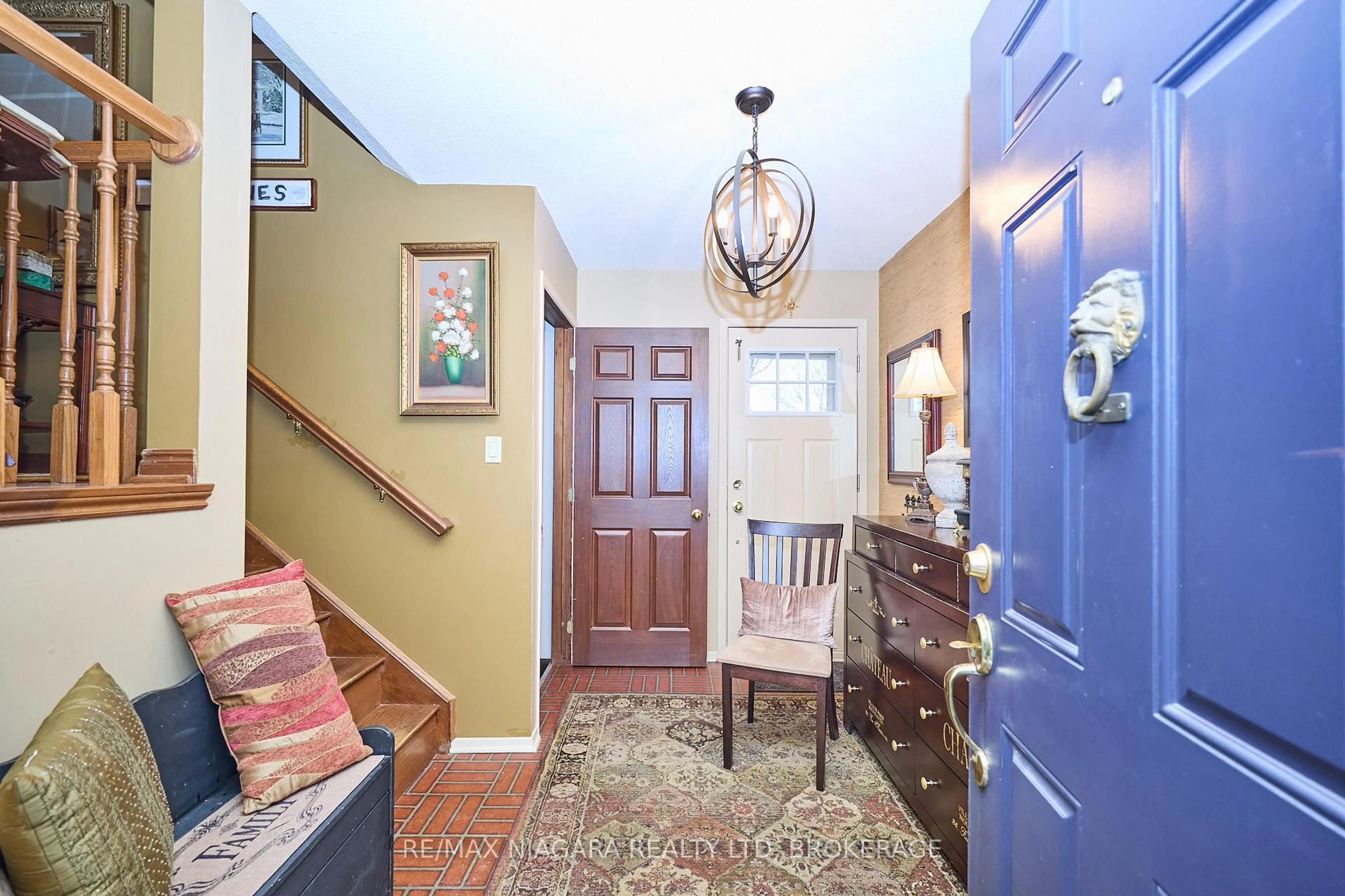 Indoor entryway for 698 Buffalo Rd, Fort Erie Ontario L2A 5T6