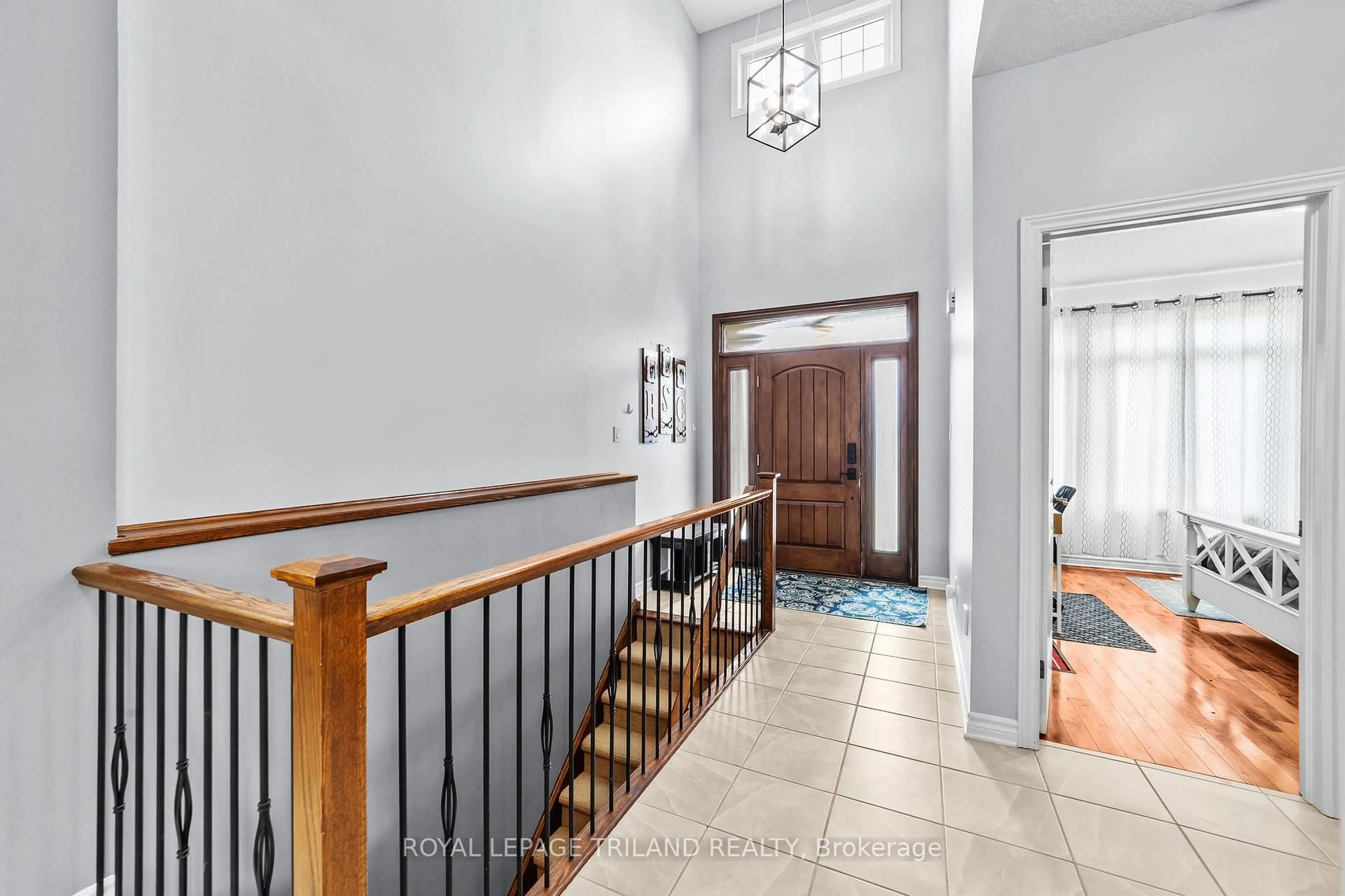 Indoor foyer for 3194 Pincombe Dr, London South Ontario N6L 0B4