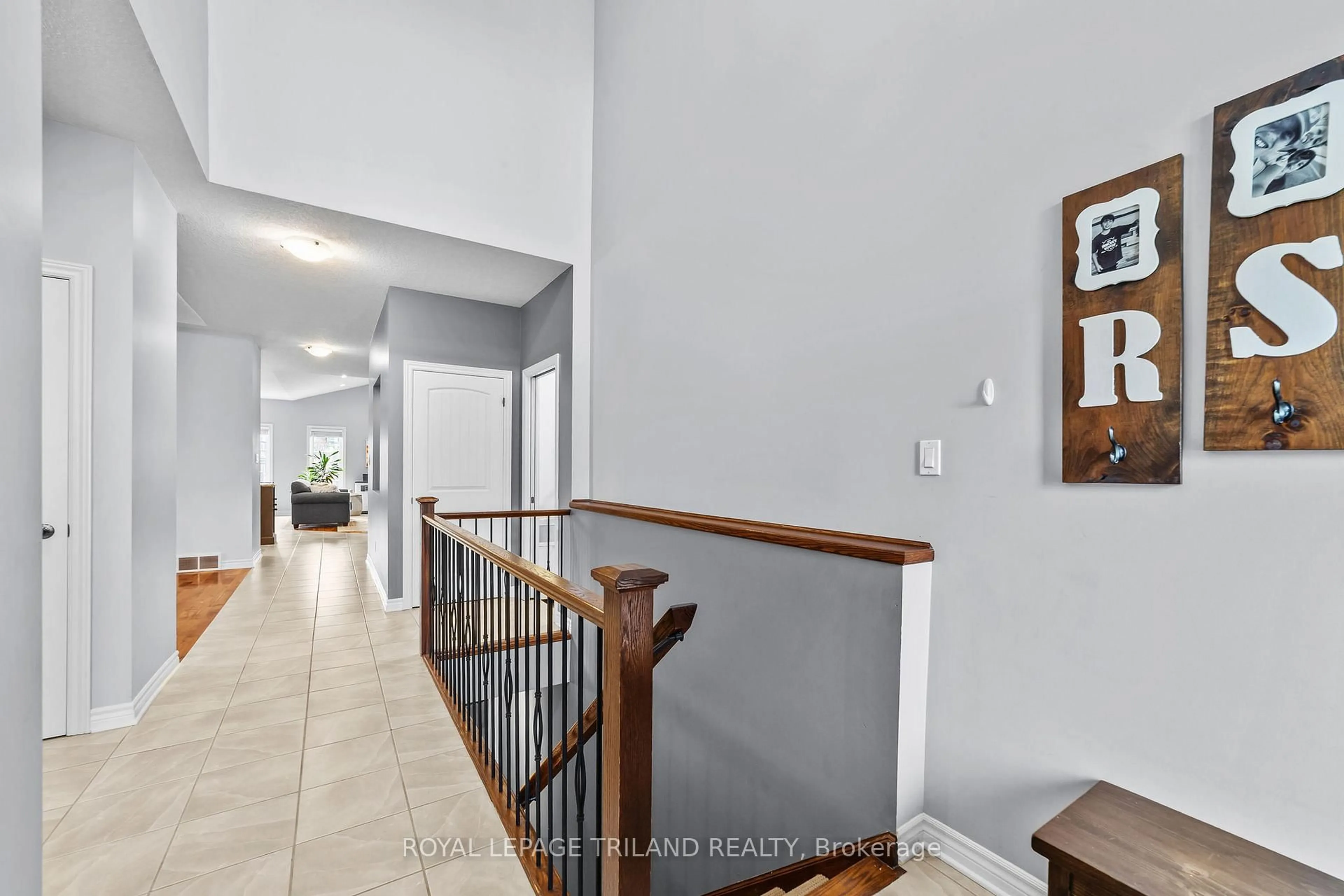 Indoor entryway for 3194 Pincombe Dr, London South Ontario N6L 0B4