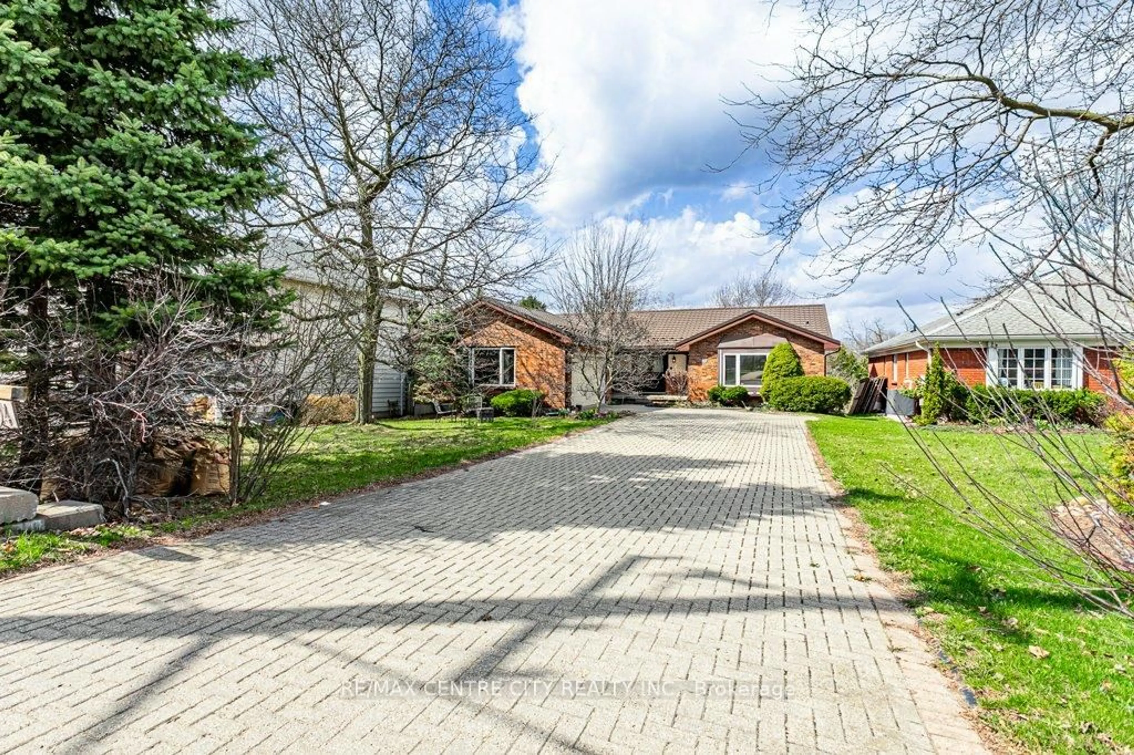 A pic from outside/outdoor area/front of a property/back of a property/a pic from drone, street for 194 Commissioners Rd, London South Ontario N6C 2T1