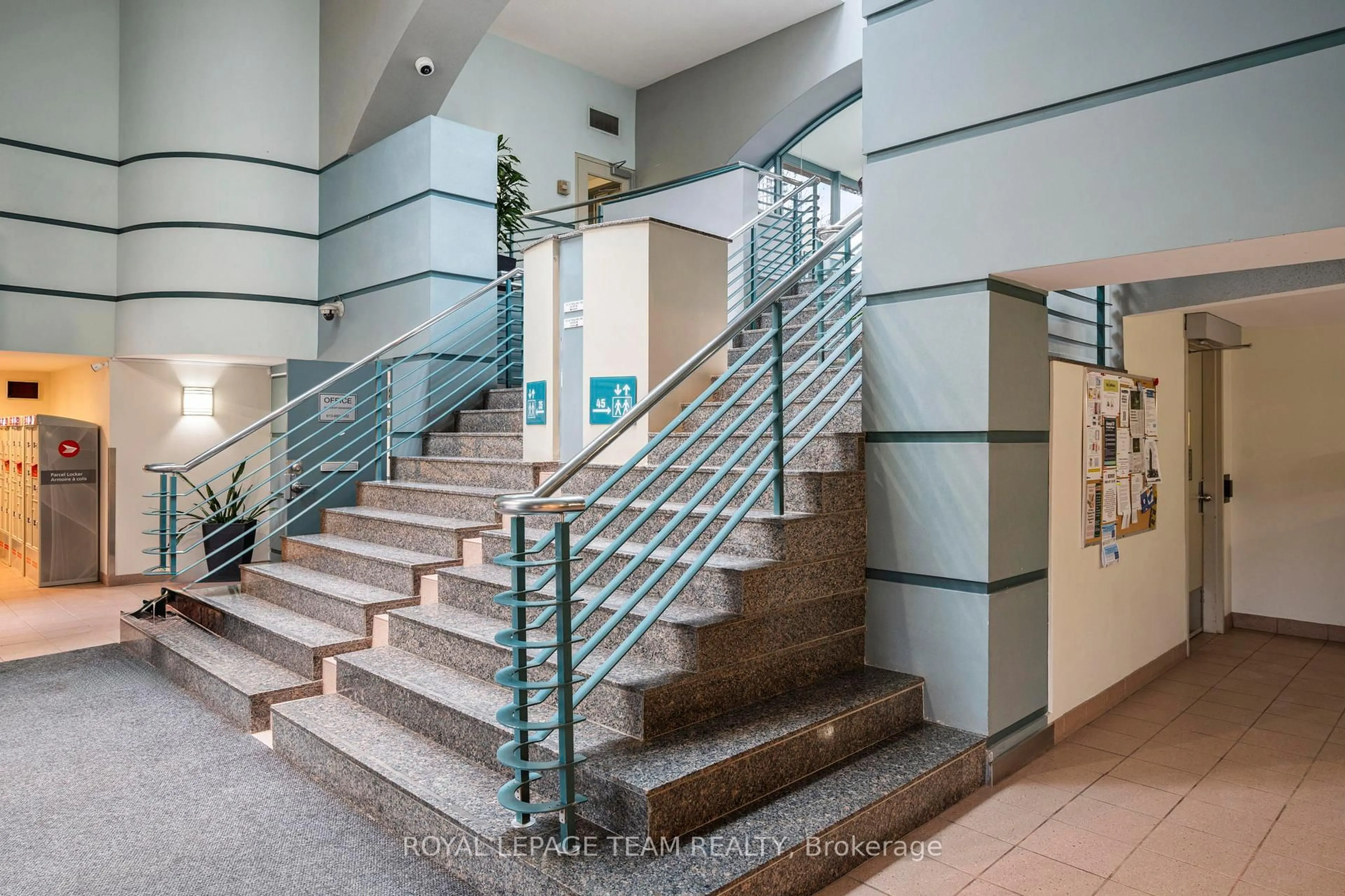 Indoor foyer for 45 Holland Ave #902, Ottawa Ontario K1Y 4S3