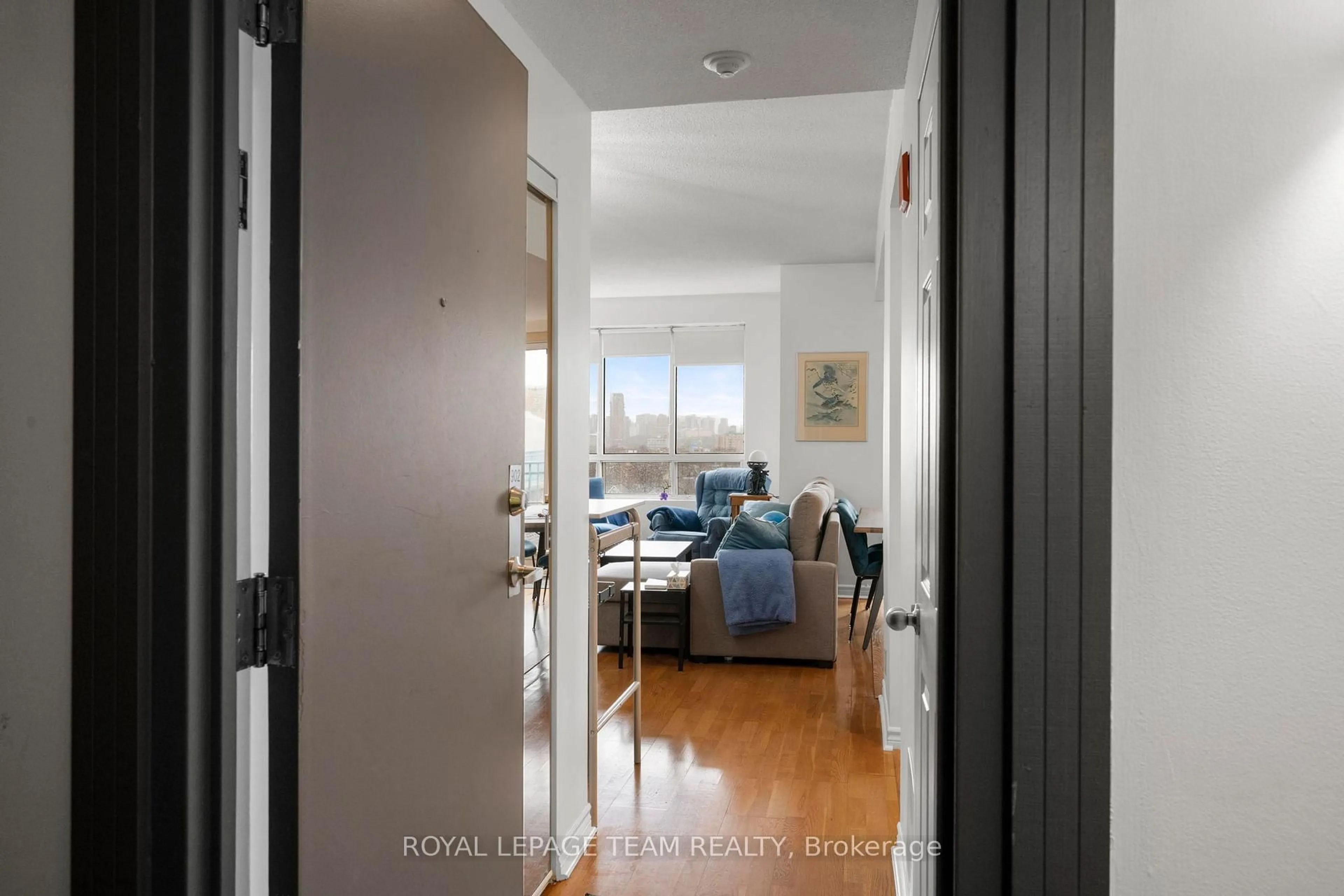 Indoor entryway for 45 Holland Ave #902, Ottawa Ontario K1Y 4S3