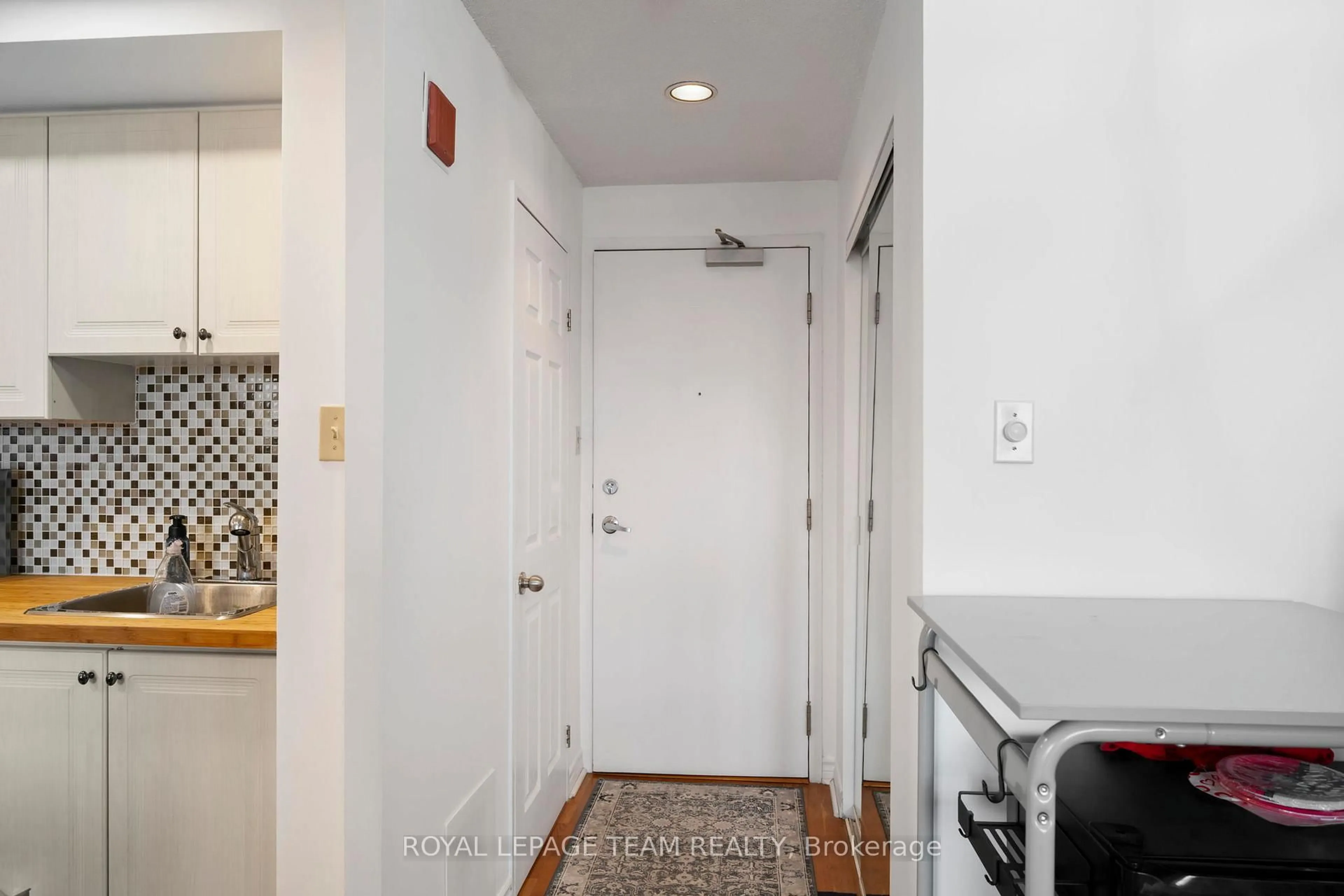 Indoor entryway for 45 Holland Ave #902, Ottawa Ontario K1Y 4S3