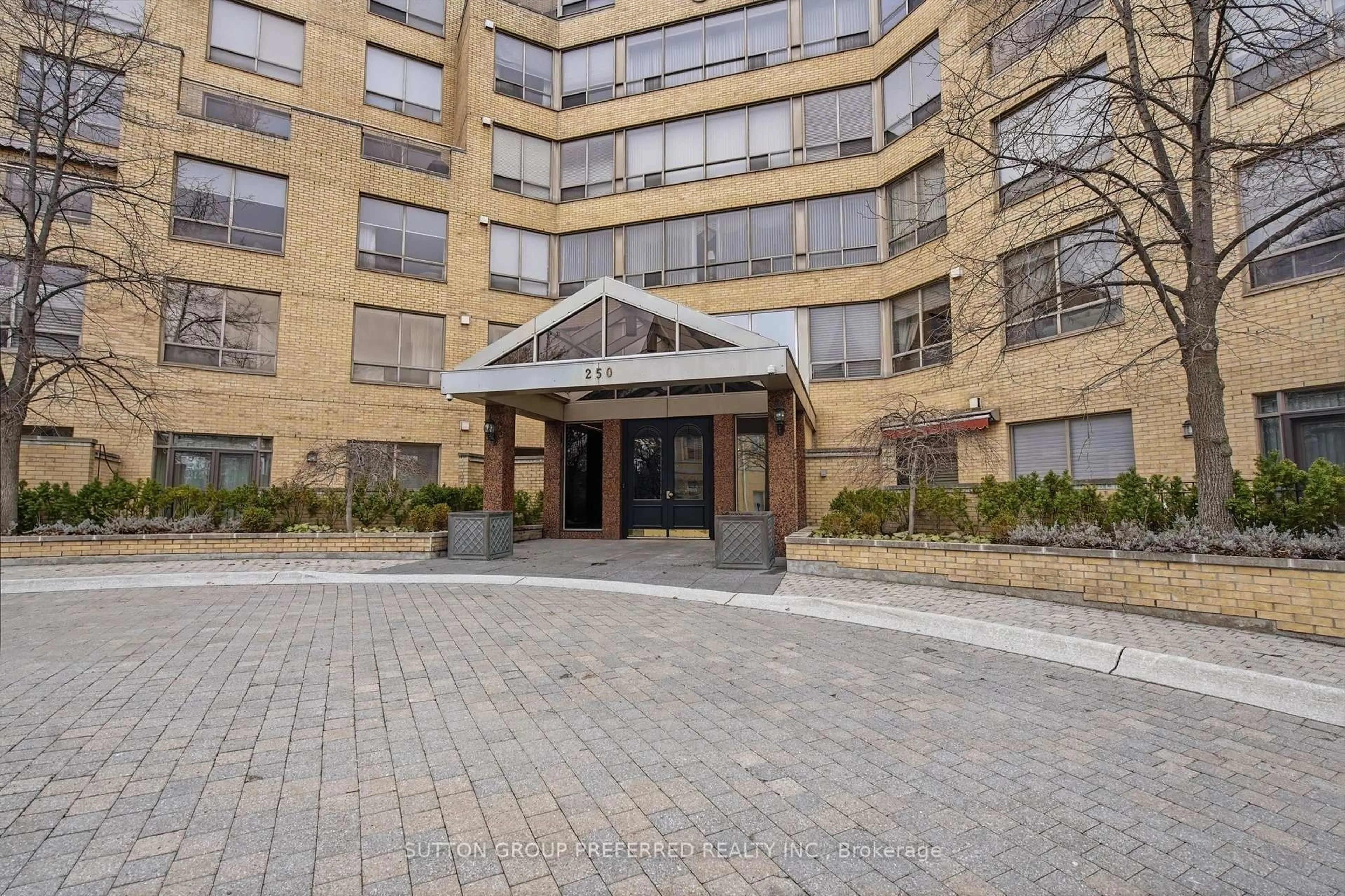Indoor foyer for 250 Sydenham St #310, London East Ontario N6A 5S1
