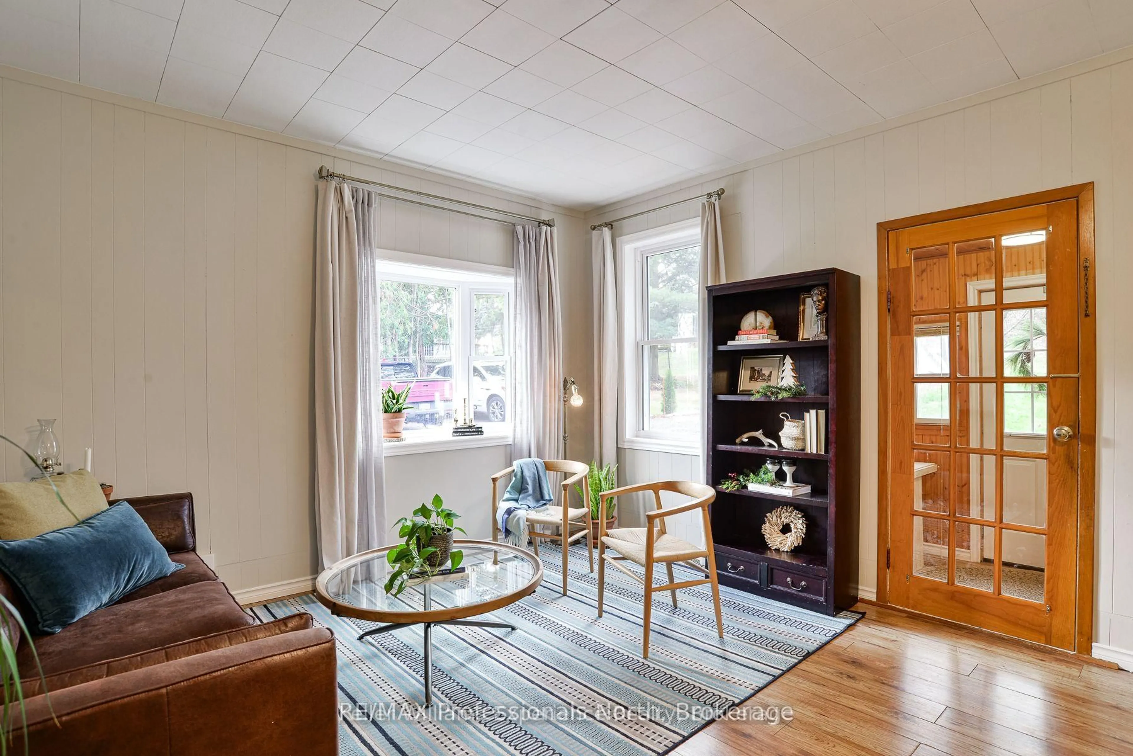 Living room with furniture, wood/laminate floor for 14 Edward St, Bracebridge Ontario P1L 1H5