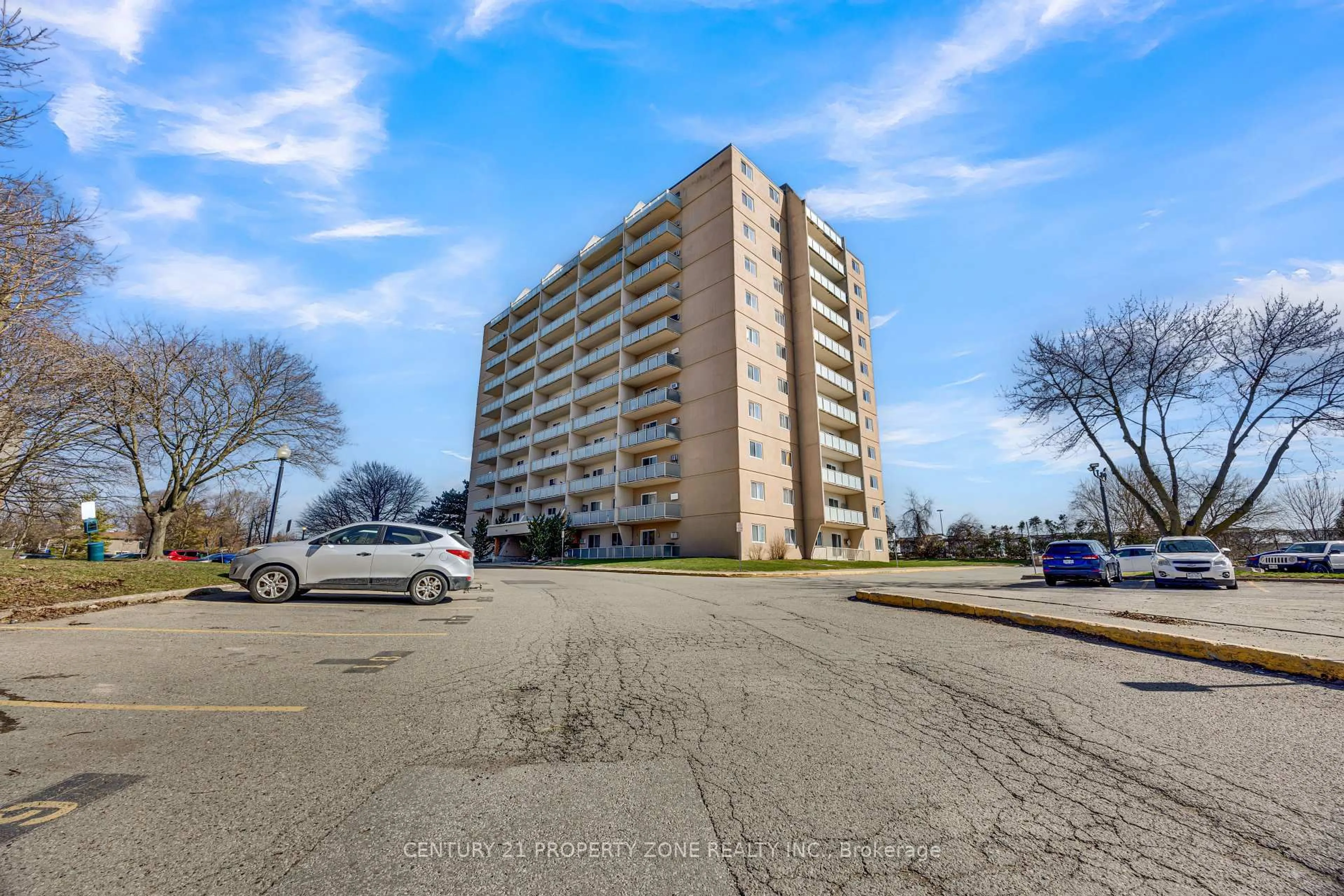 A pic from outside/outdoor area/front of a property/back of a property/a pic from drone, building for 583 Mornington Ave #610, London East Ontario N5Y 3E9