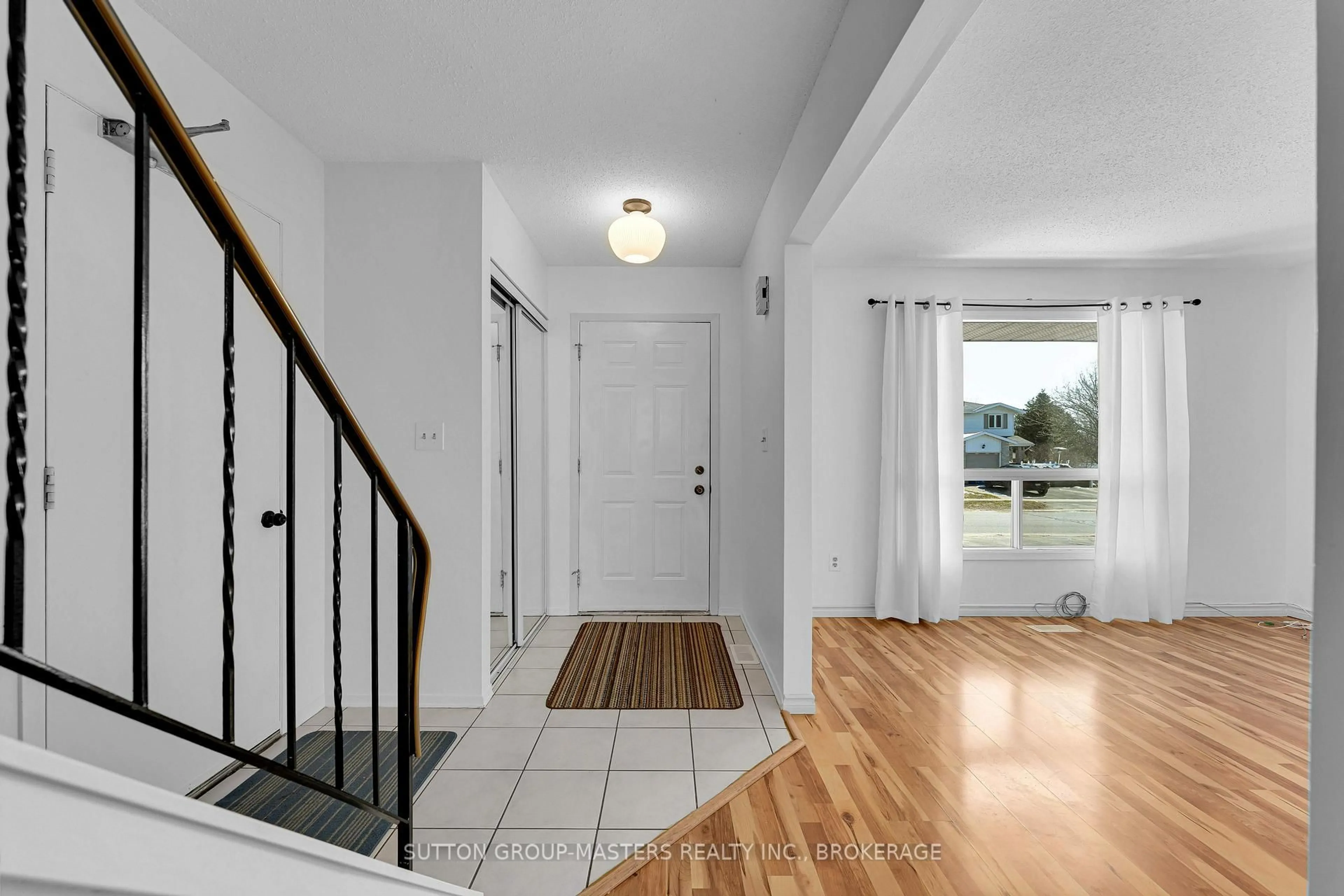 Indoor entryway for 734 Cedarwood Dr, Kingston Ontario K7P 2J1