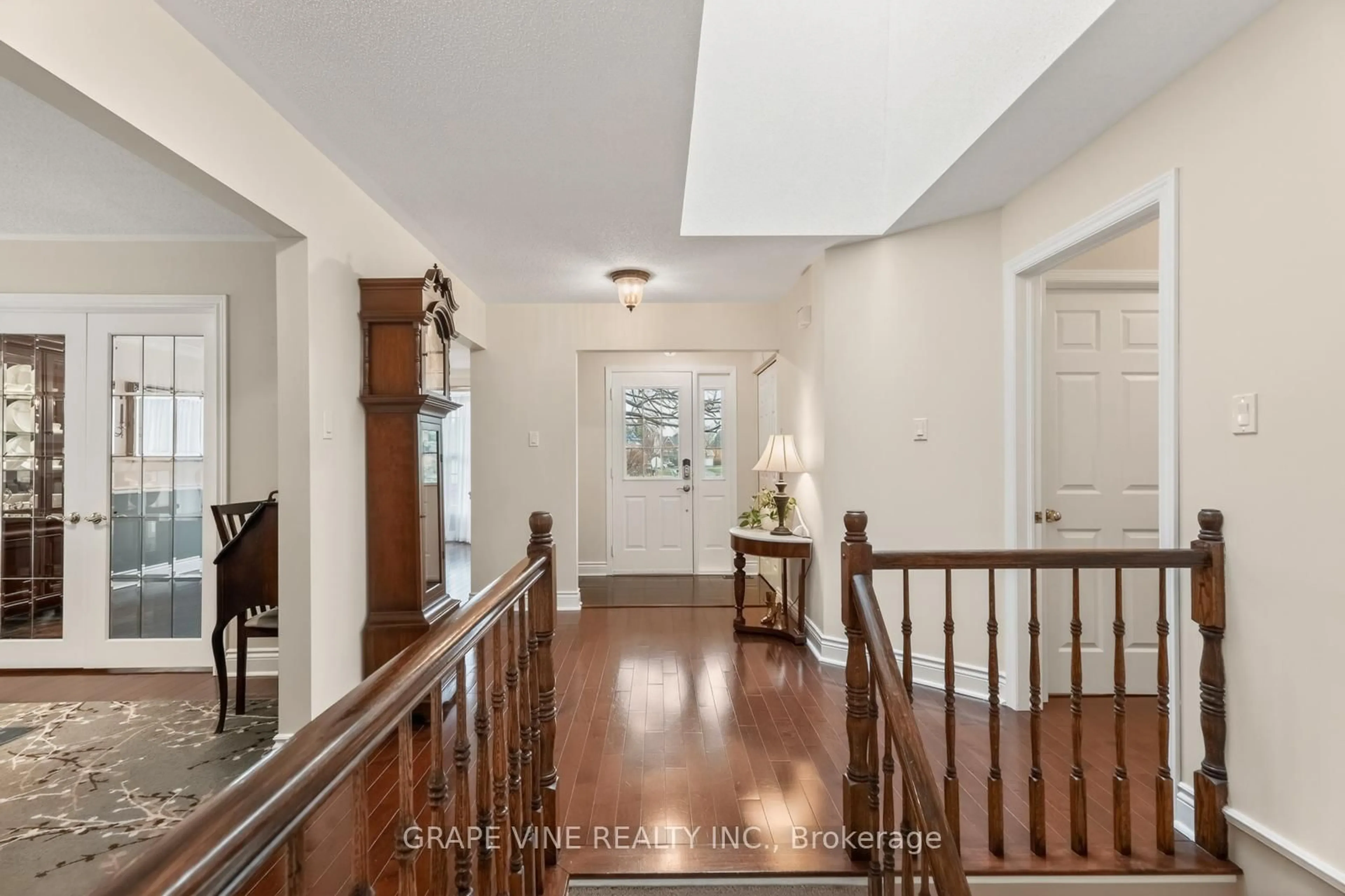 Indoor foyer for 28 DELAMERE Dr, Stittsville Ontario K2S 1G7