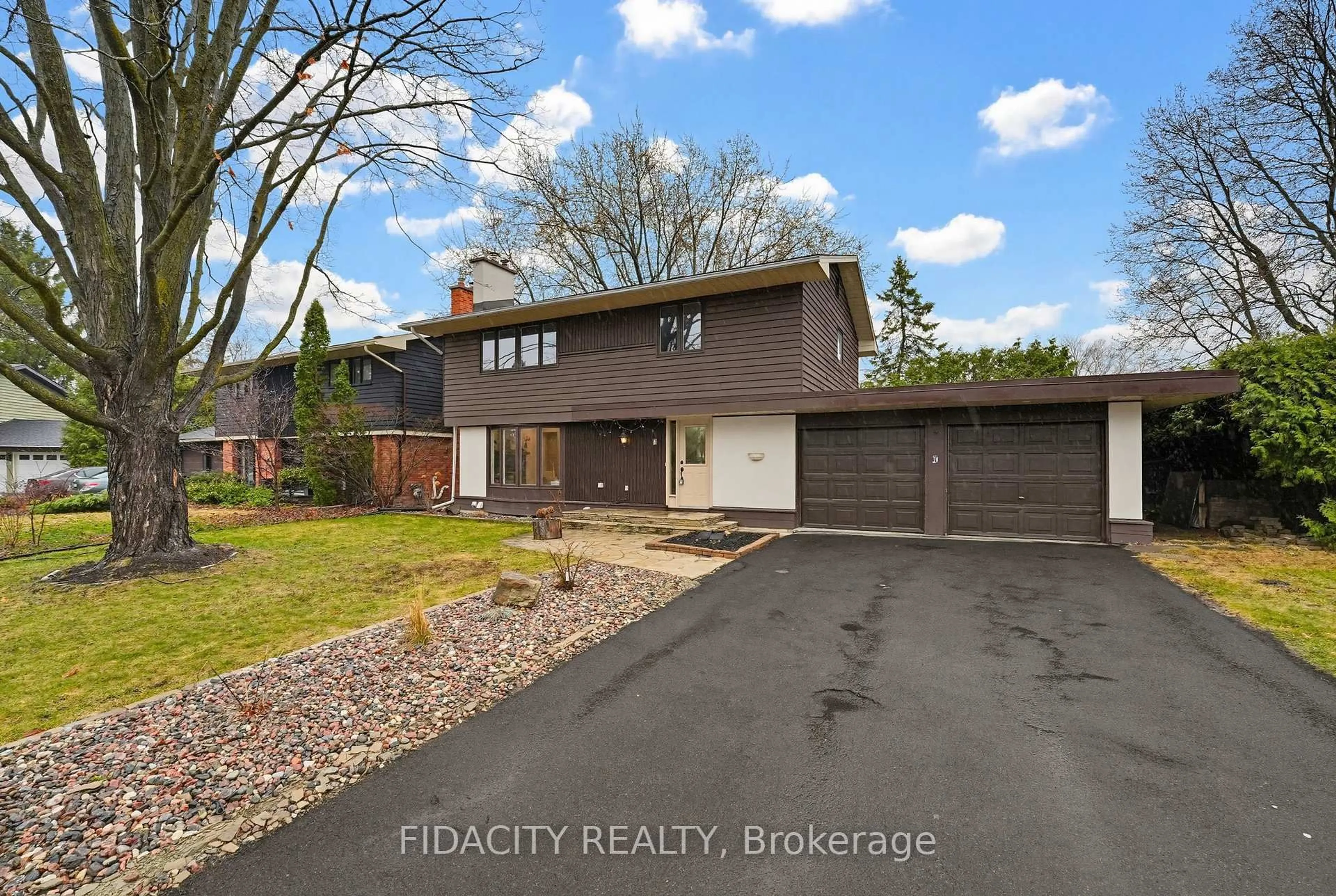 A pic from outside/outdoor area/front of a property/back of a property/a pic from drone, street for 7 Gagnon Crt, Ottawa Ontario K2K 1A7