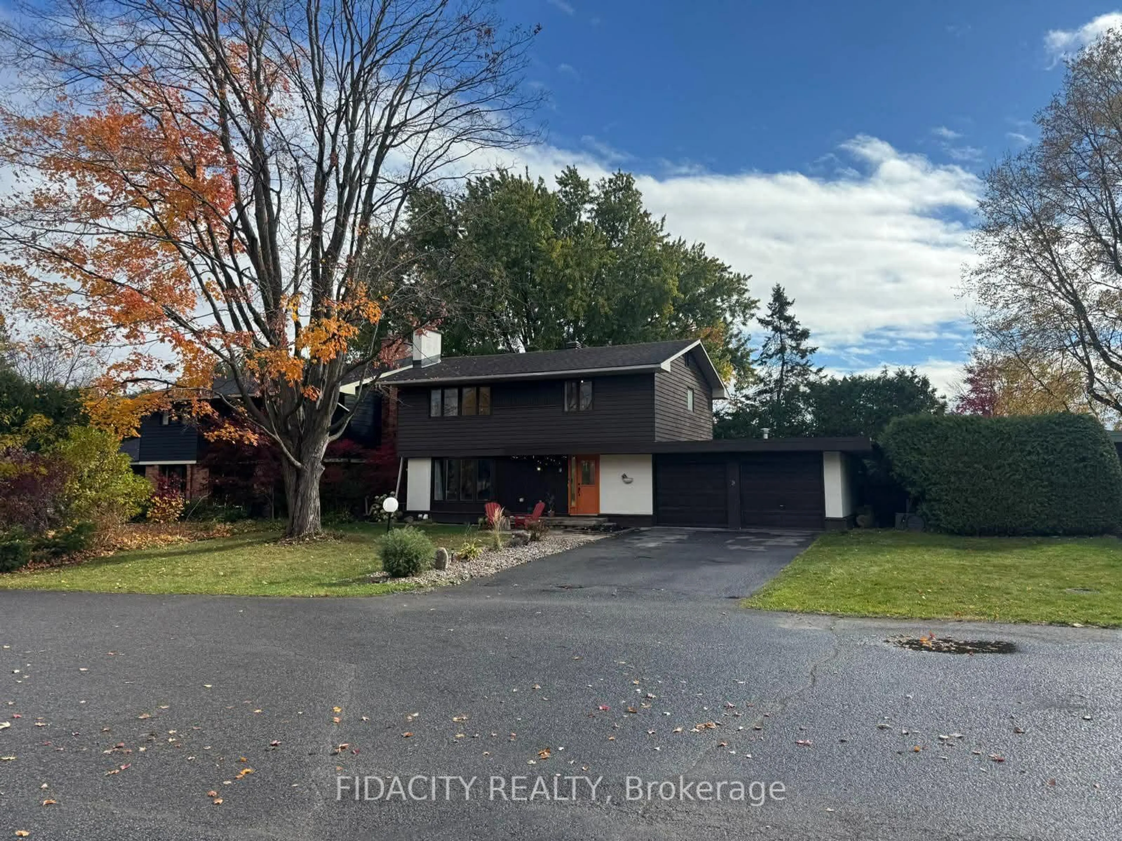 A pic from outside/outdoor area/front of a property/back of a property/a pic from drone, unknown for 7 Gagnon Crt, Ottawa Ontario K2K 1A7