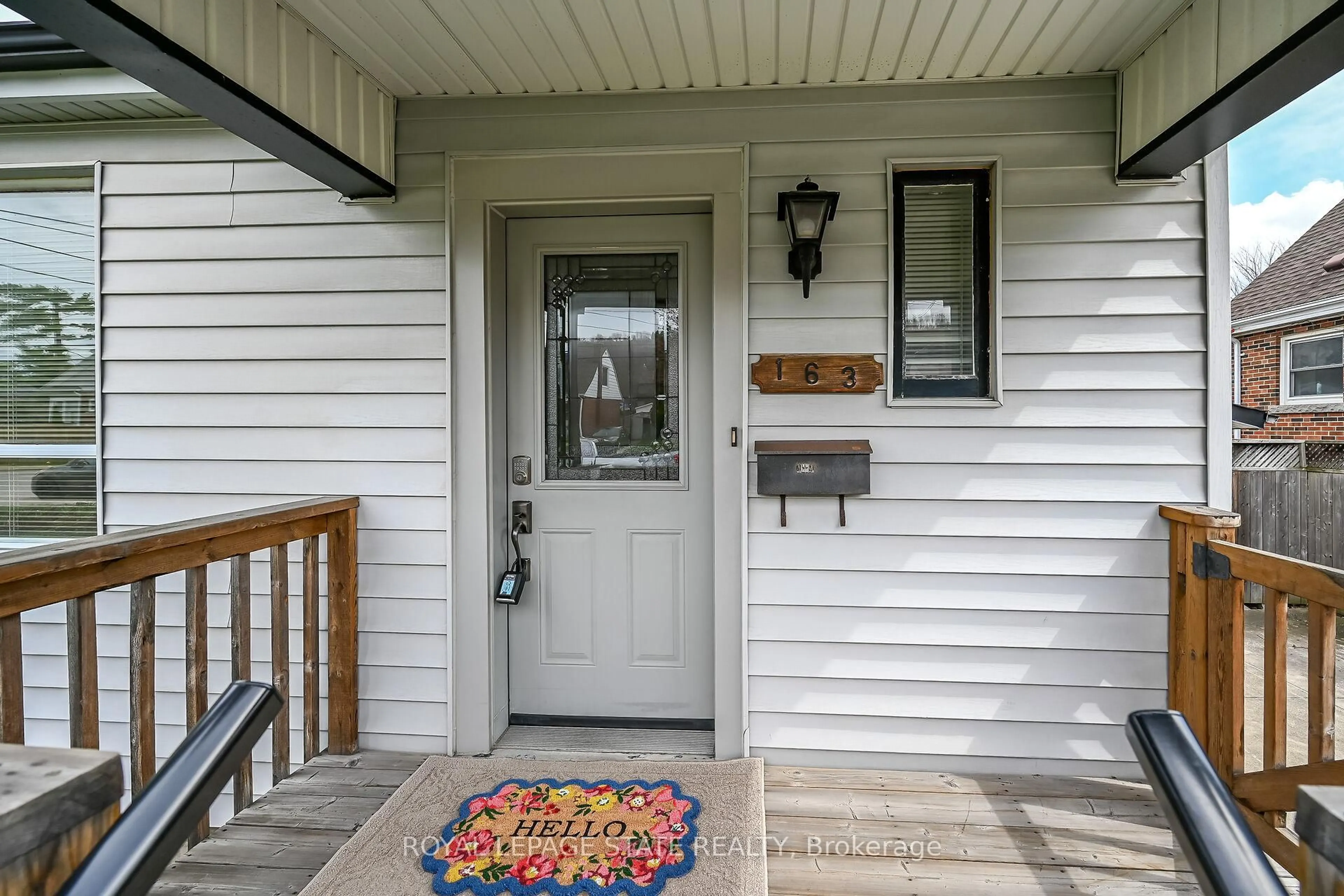 Indoor entryway for 163 Rosedale Ave, Hamilton Ontario L8K 4N4