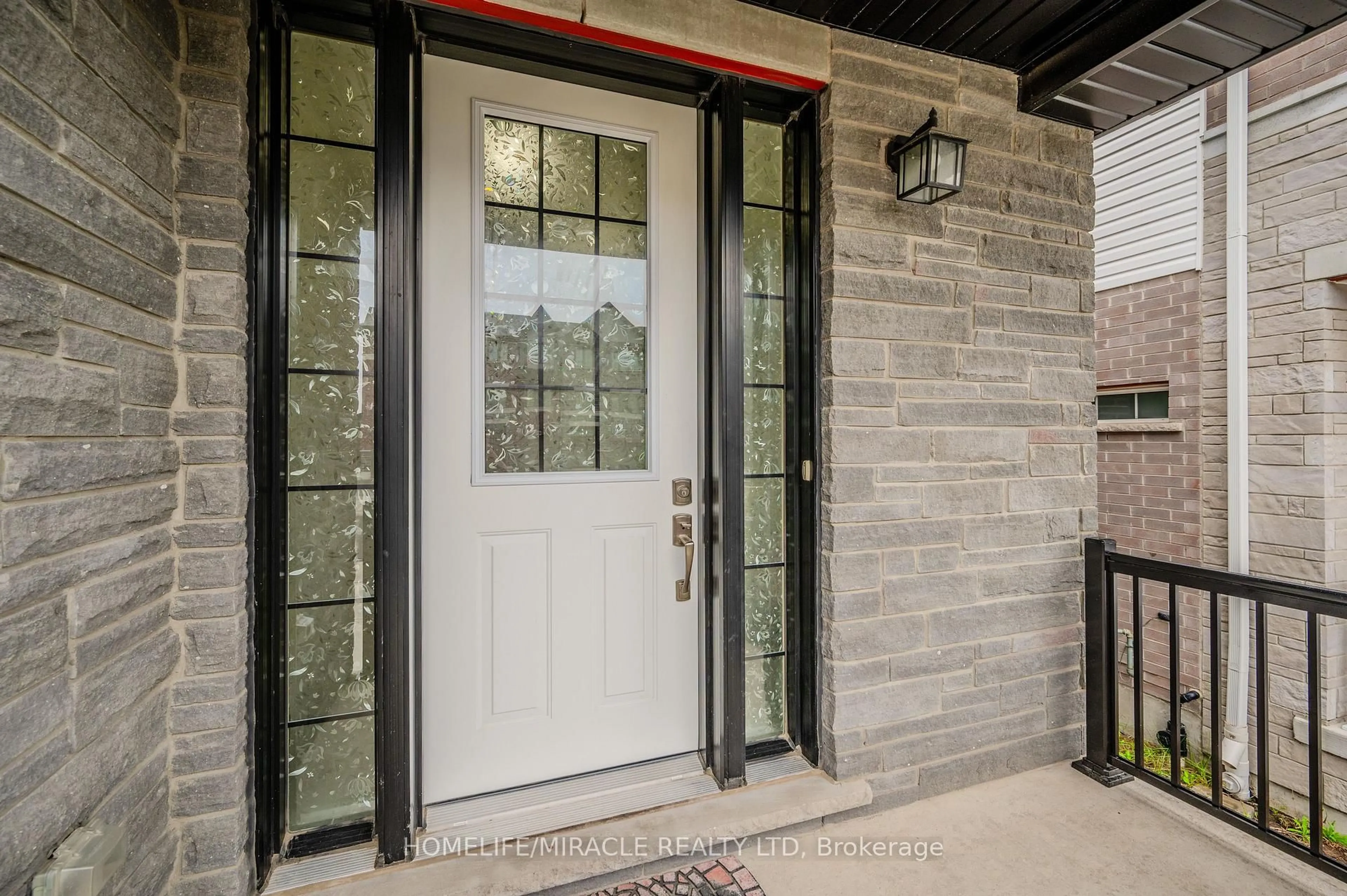 Indoor entryway for 119 Monarch woods Dr, Kitchener Ontario N2P 0K2