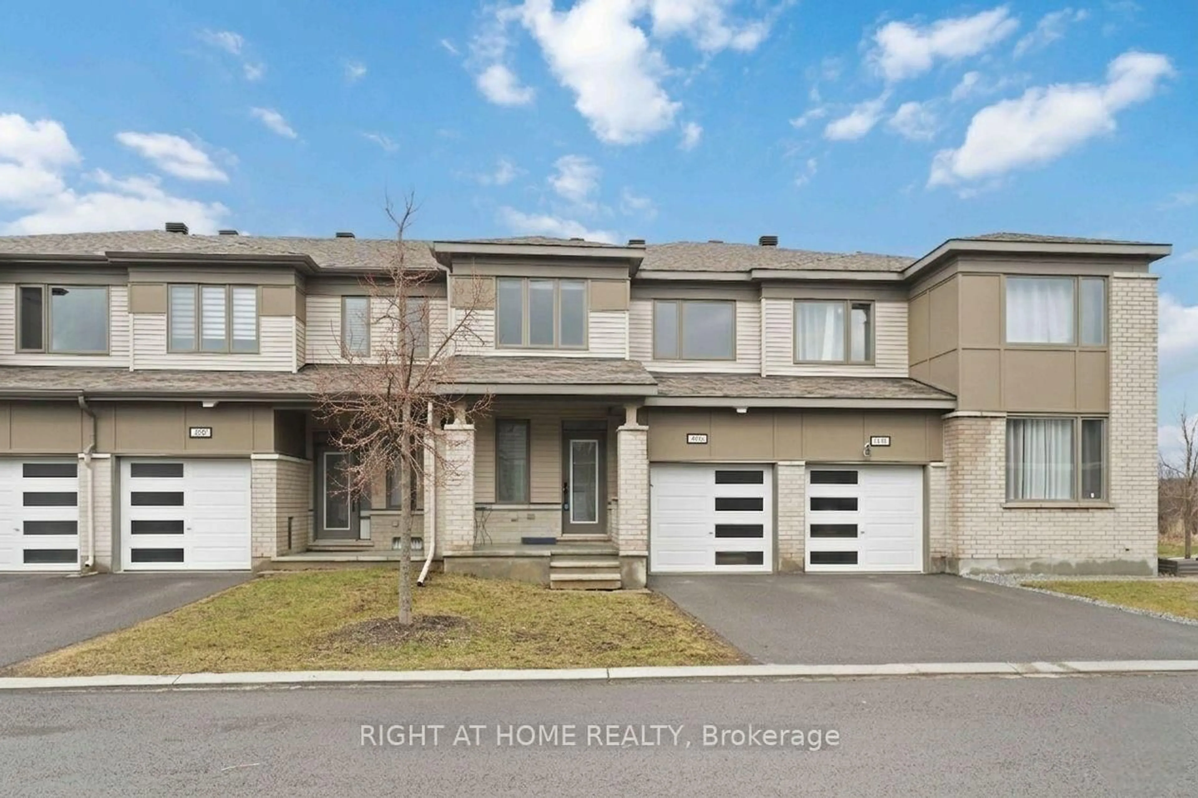 A pic from outside/outdoor area/front of a property/back of a property/a pic from drone, street for 404 Edgevalley Crt, Stittsville Ontario K2S 2R3