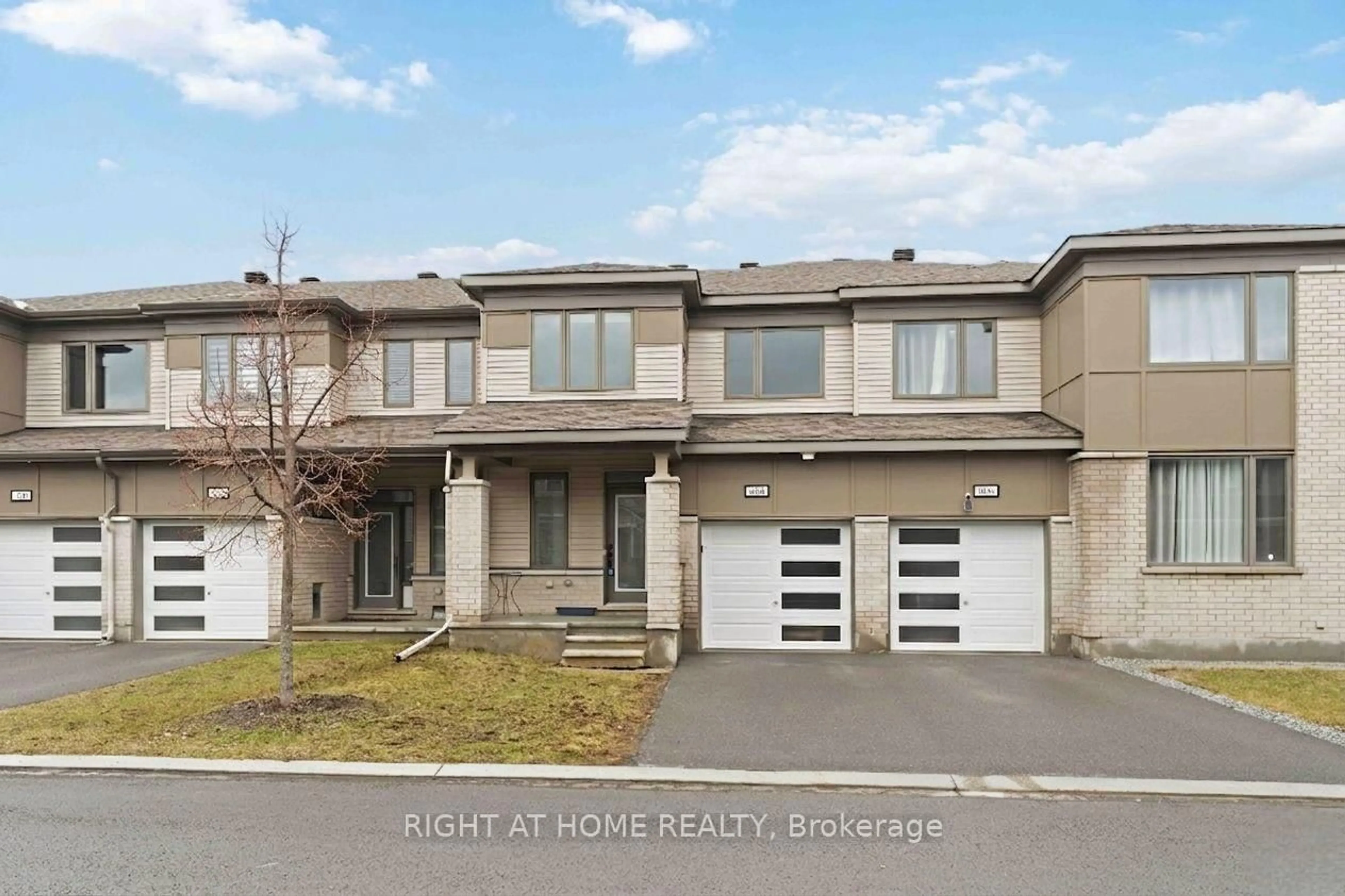 Home with brick exterior material, street for 404 Edgevalley Crt, Stittsville Ontario K2S 2R3
