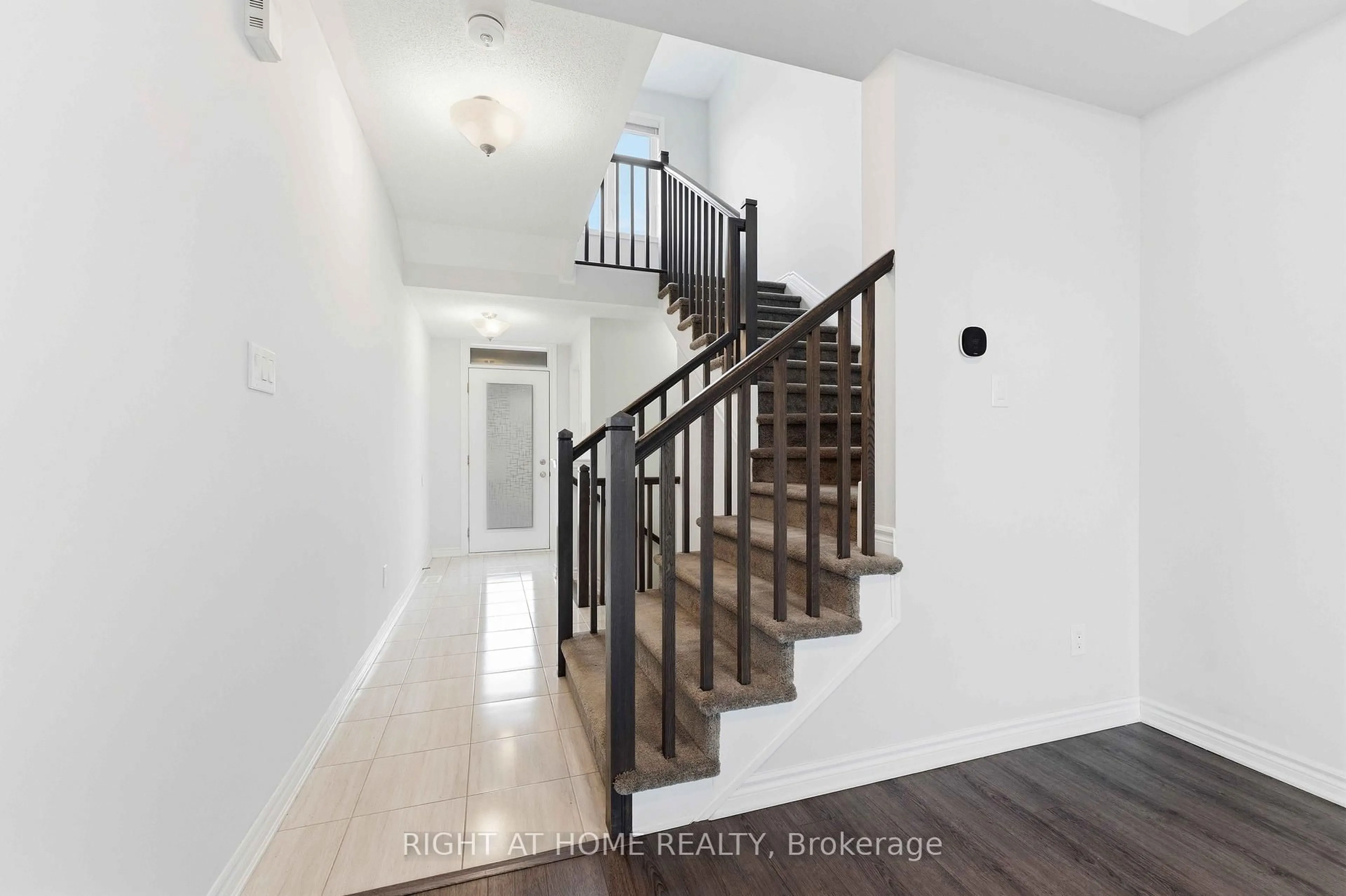 Indoor entryway for 404 Edgevalley Crt, Stittsville Ontario K2S 2R3