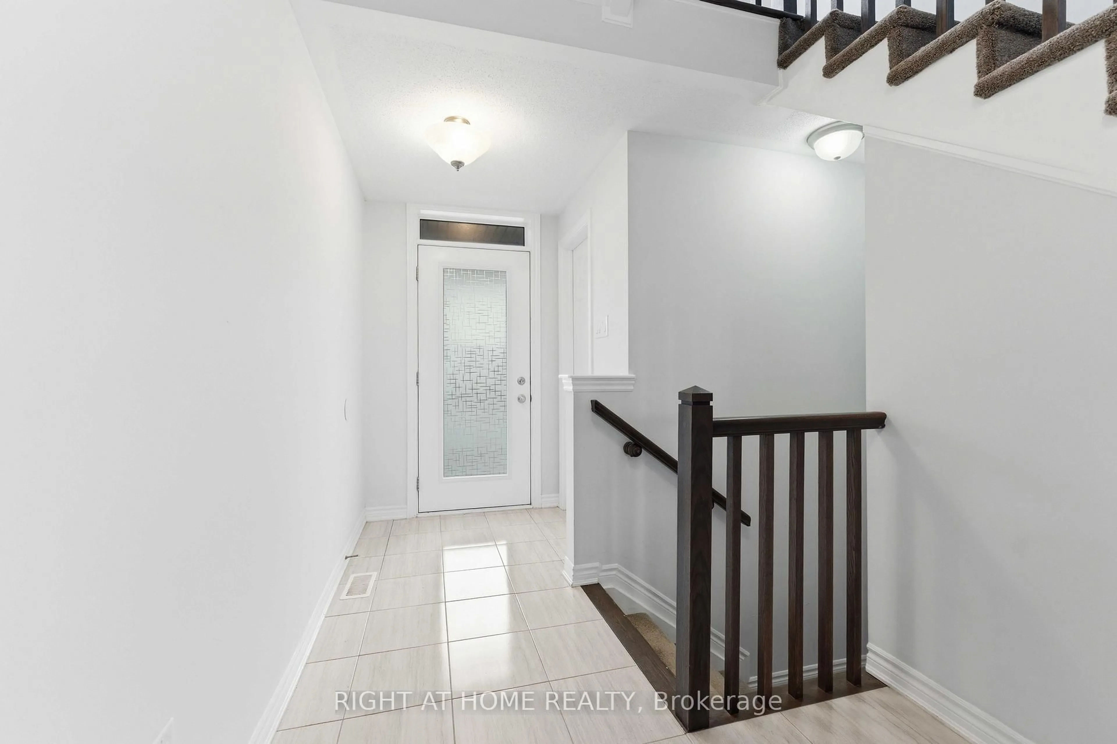 Indoor entryway for 404 Edgevalley Crt, Stittsville Ontario K2S 2R3
