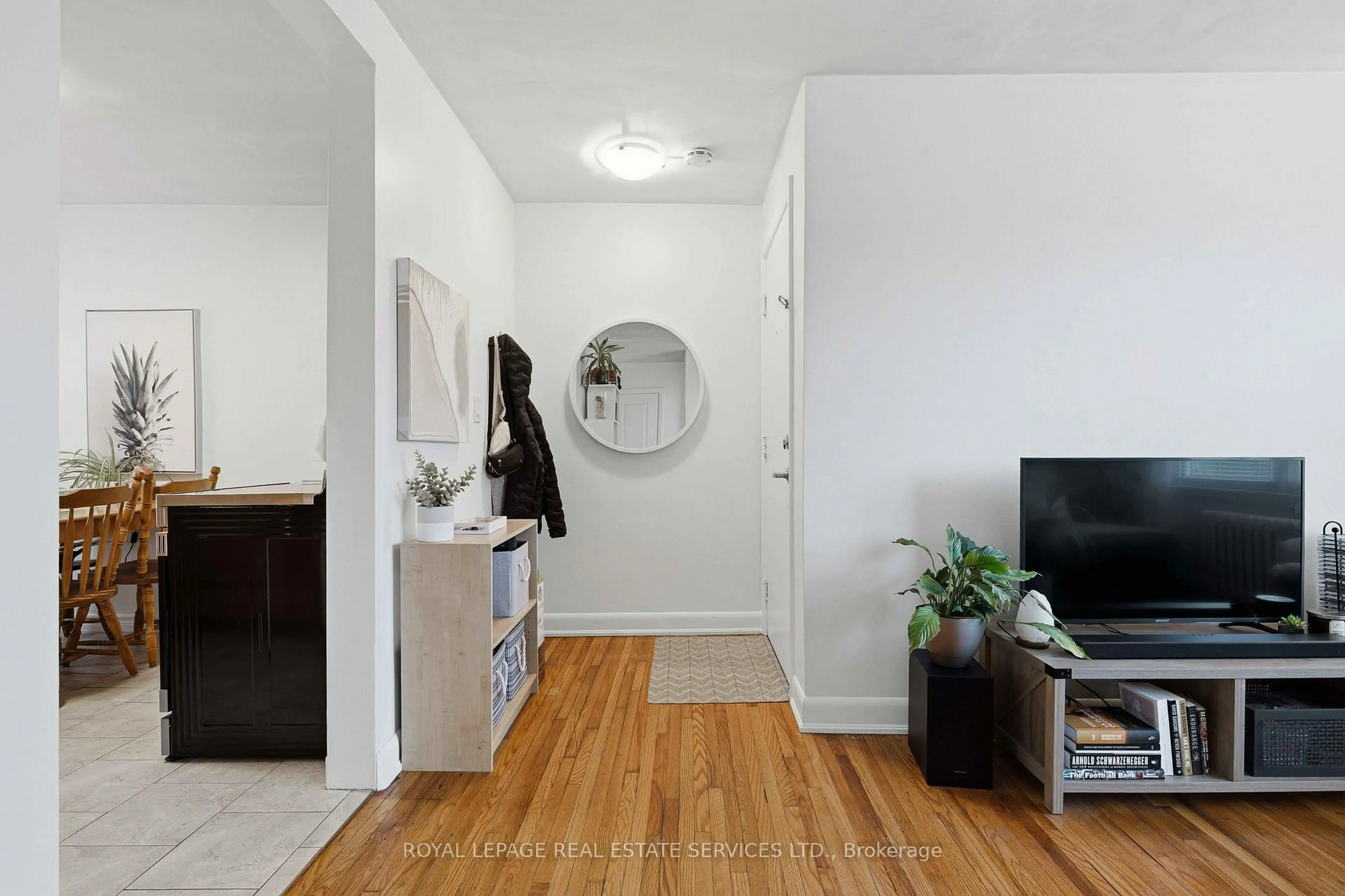 Indoor entryway for 1028 Johnson St, Kingston Ontario K7M 2N4