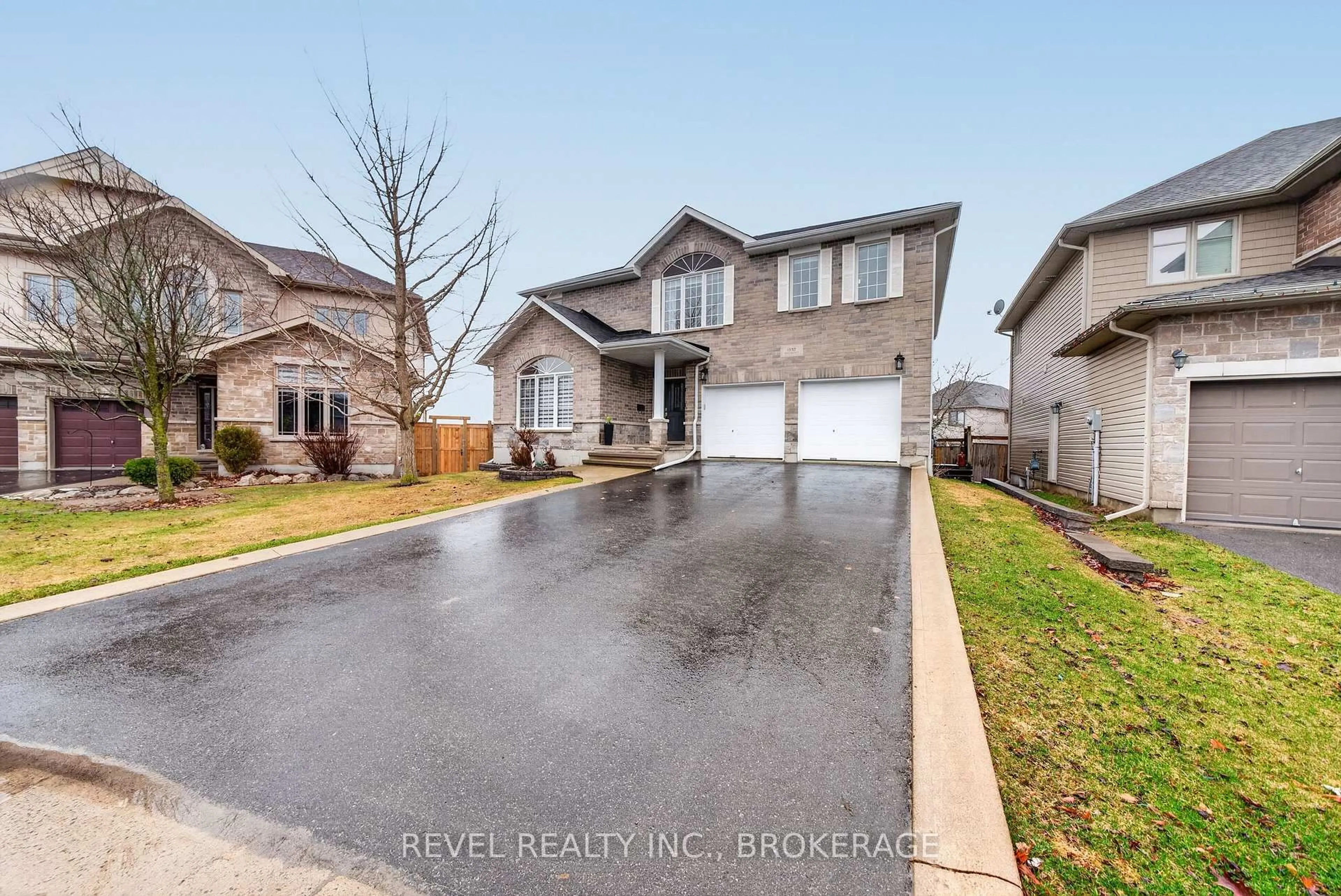 A pic from outside/outdoor area/front of a property/back of a property/a pic from drone, street for 1557 Providence Cres, Kingston Ontario K7P 0H9