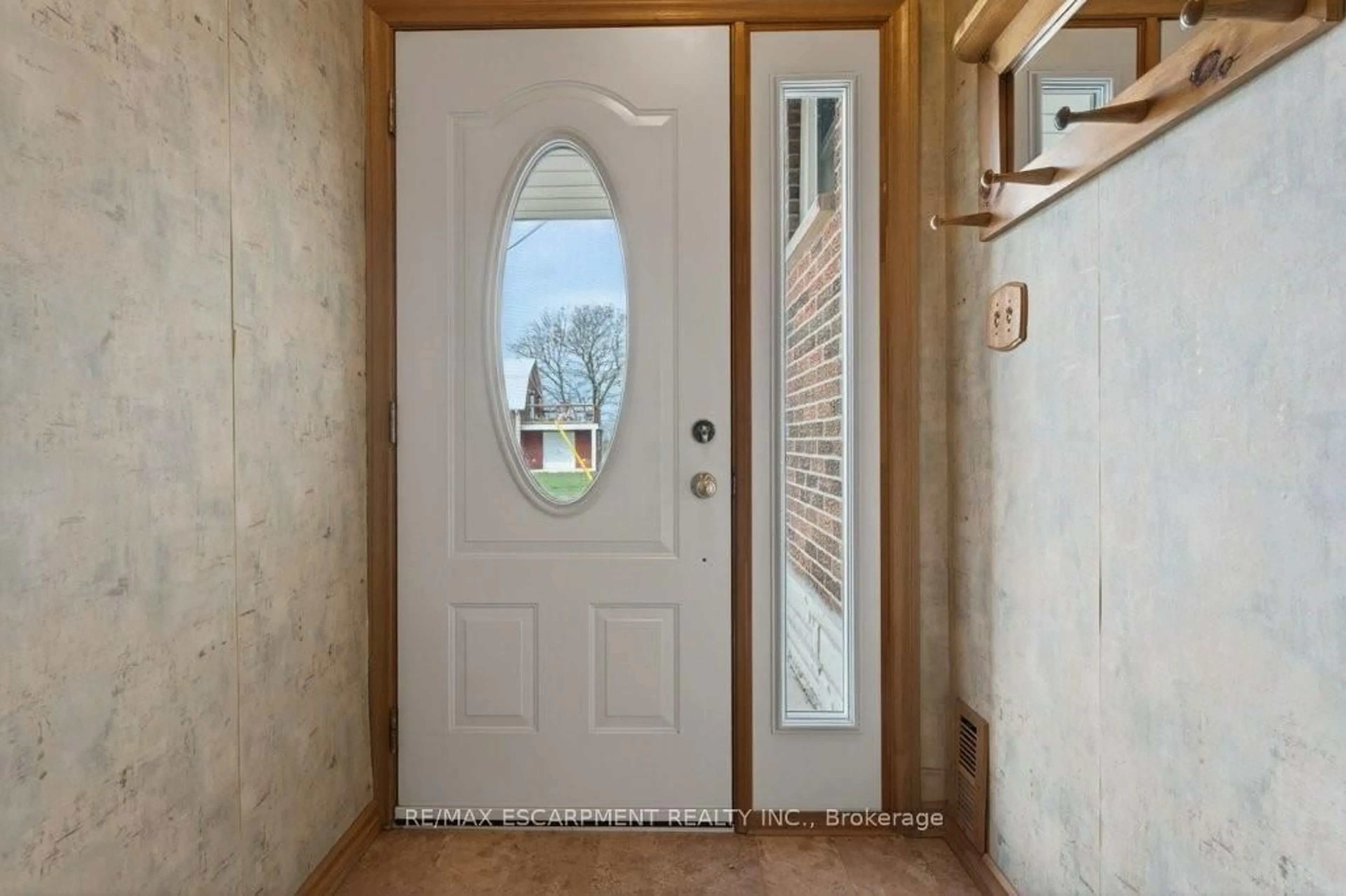 Indoor entryway for 3378 JOHNSON St, Lincoln Ontario L0R 2C0