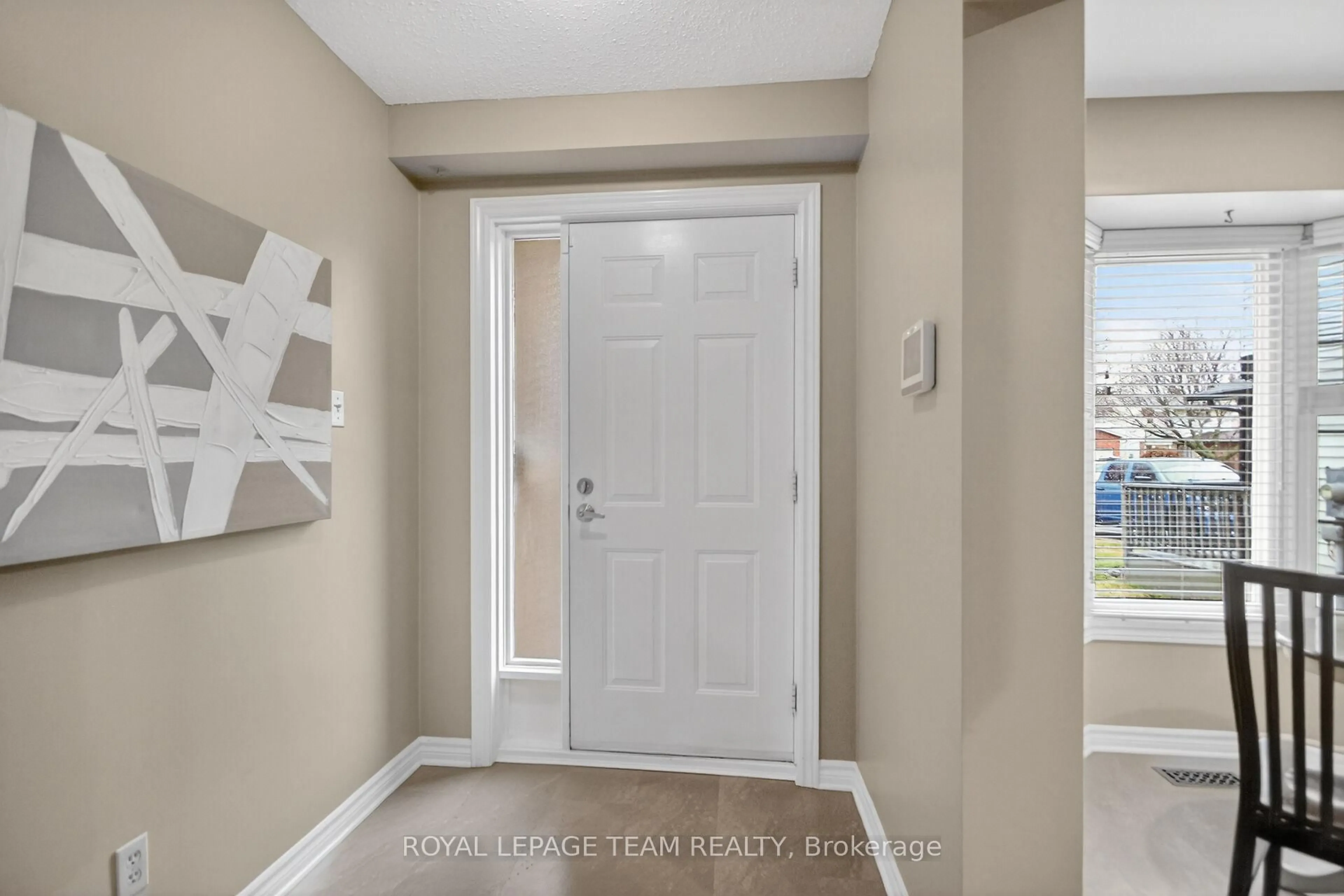 Indoor entryway for 8 Gowrie Dr, Ottawa Ontario K2L 2S4