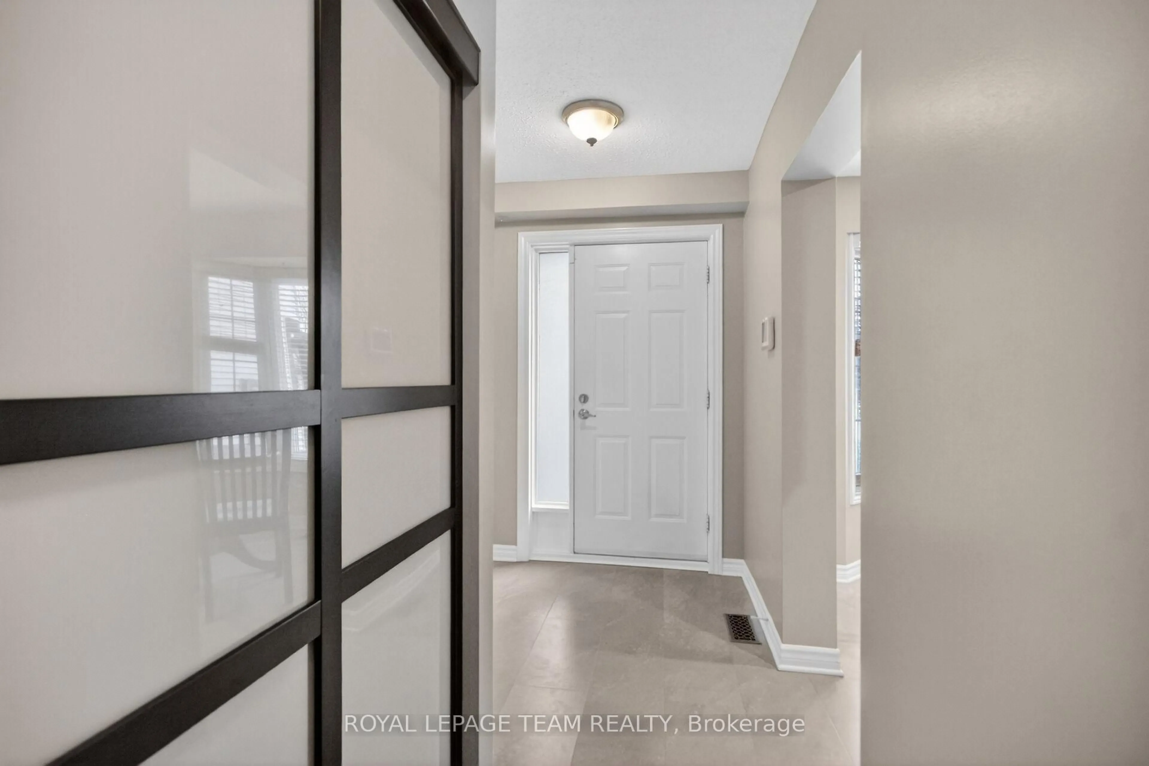 Indoor entryway for 8 Gowrie Dr, Ottawa Ontario K2L 2S4