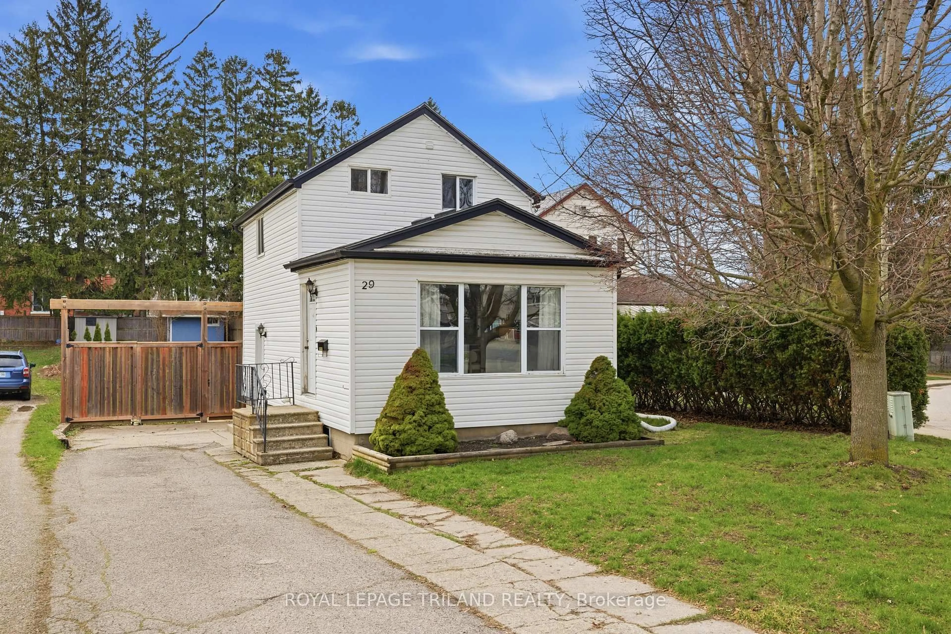 A pic from outside/outdoor area/front of a property/back of a property/a pic from drone, street for 29 Marlboro St, Woodstock Ontario N4S 7E3