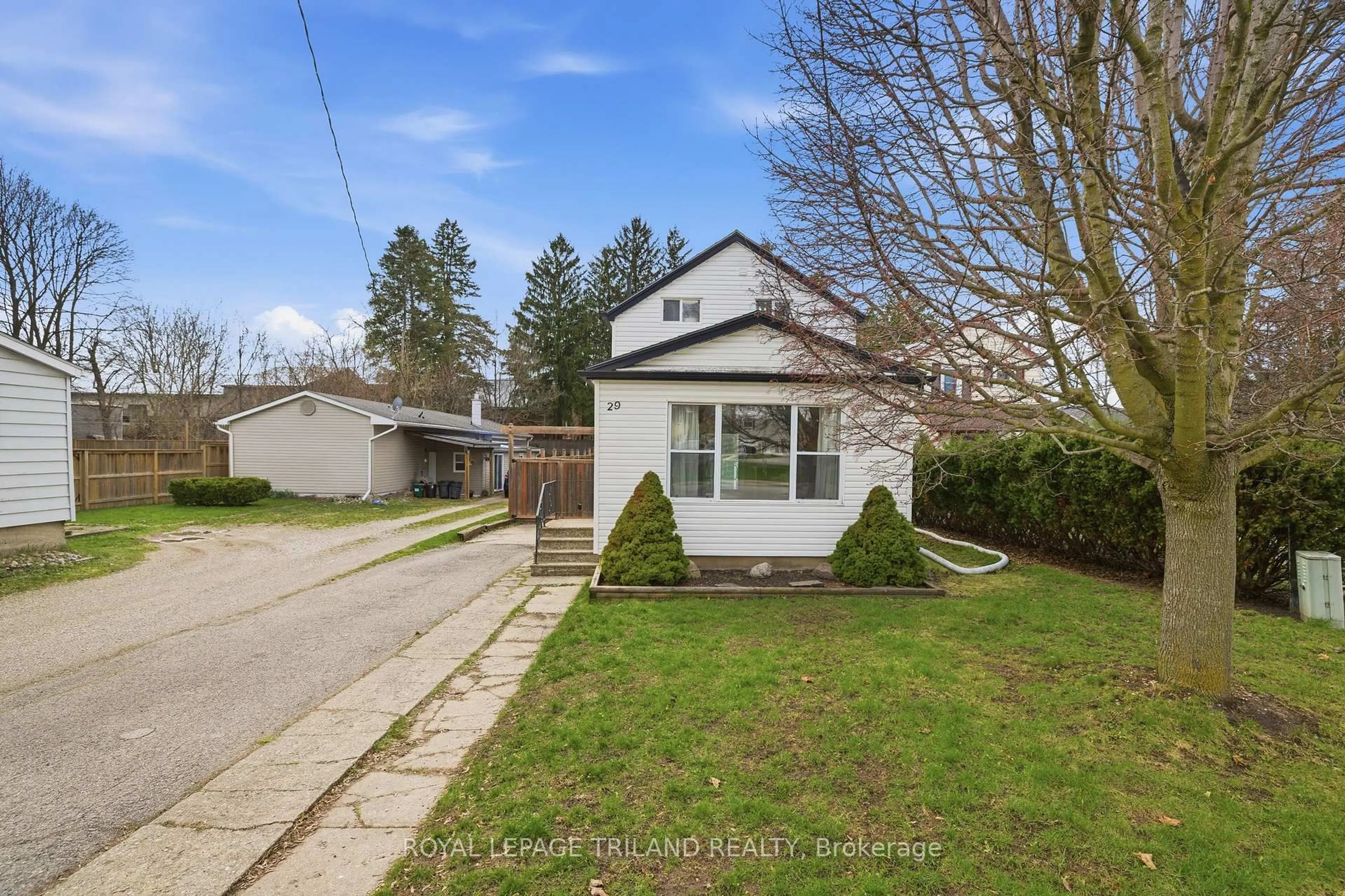 A pic from outside/outdoor area/front of a property/back of a property/a pic from drone, street for 29 Marlboro St, Woodstock Ontario N4S 7E3