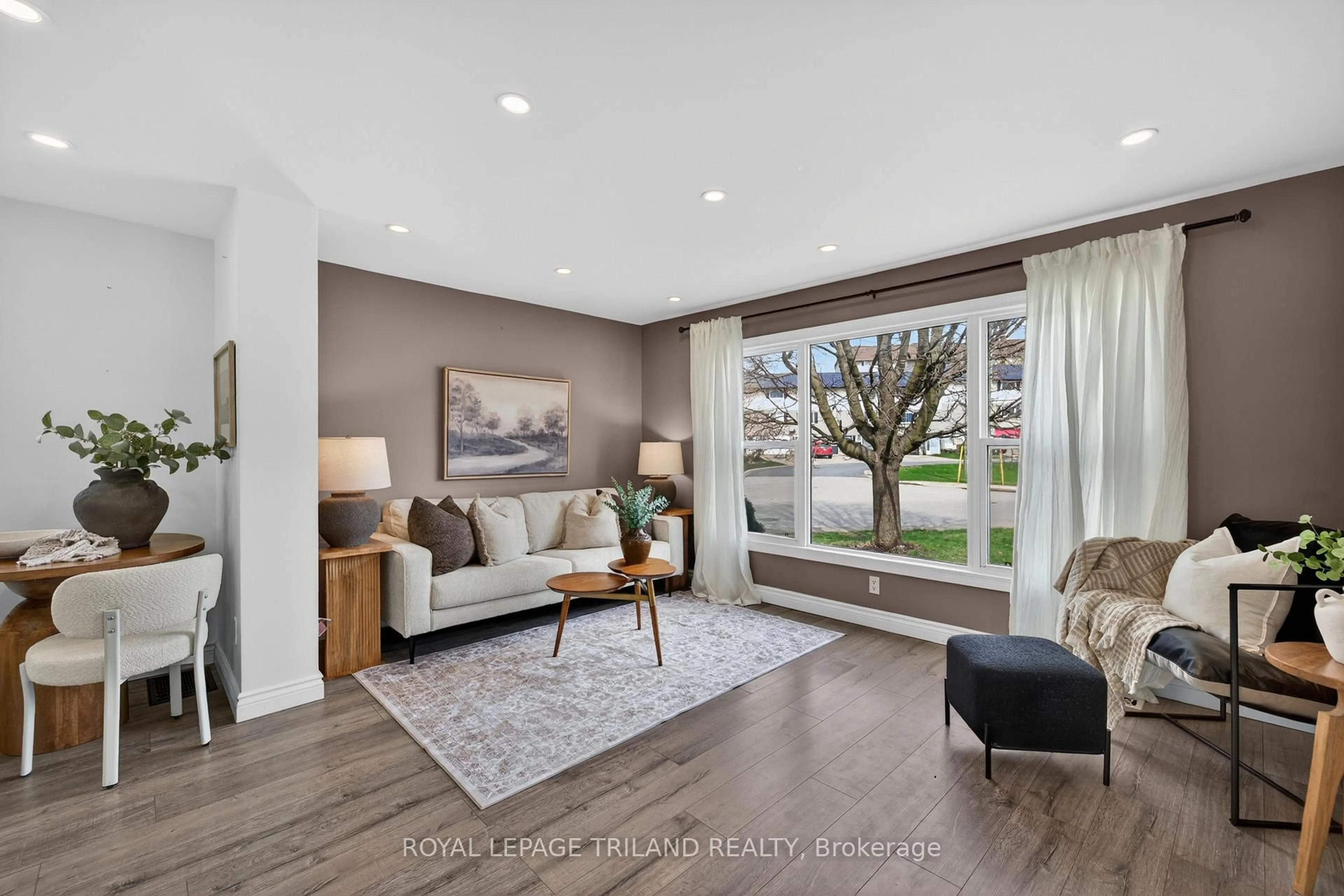 Living room with furniture, wood/laminate floor for 29 Marlboro St, Woodstock Ontario N4S 7E3