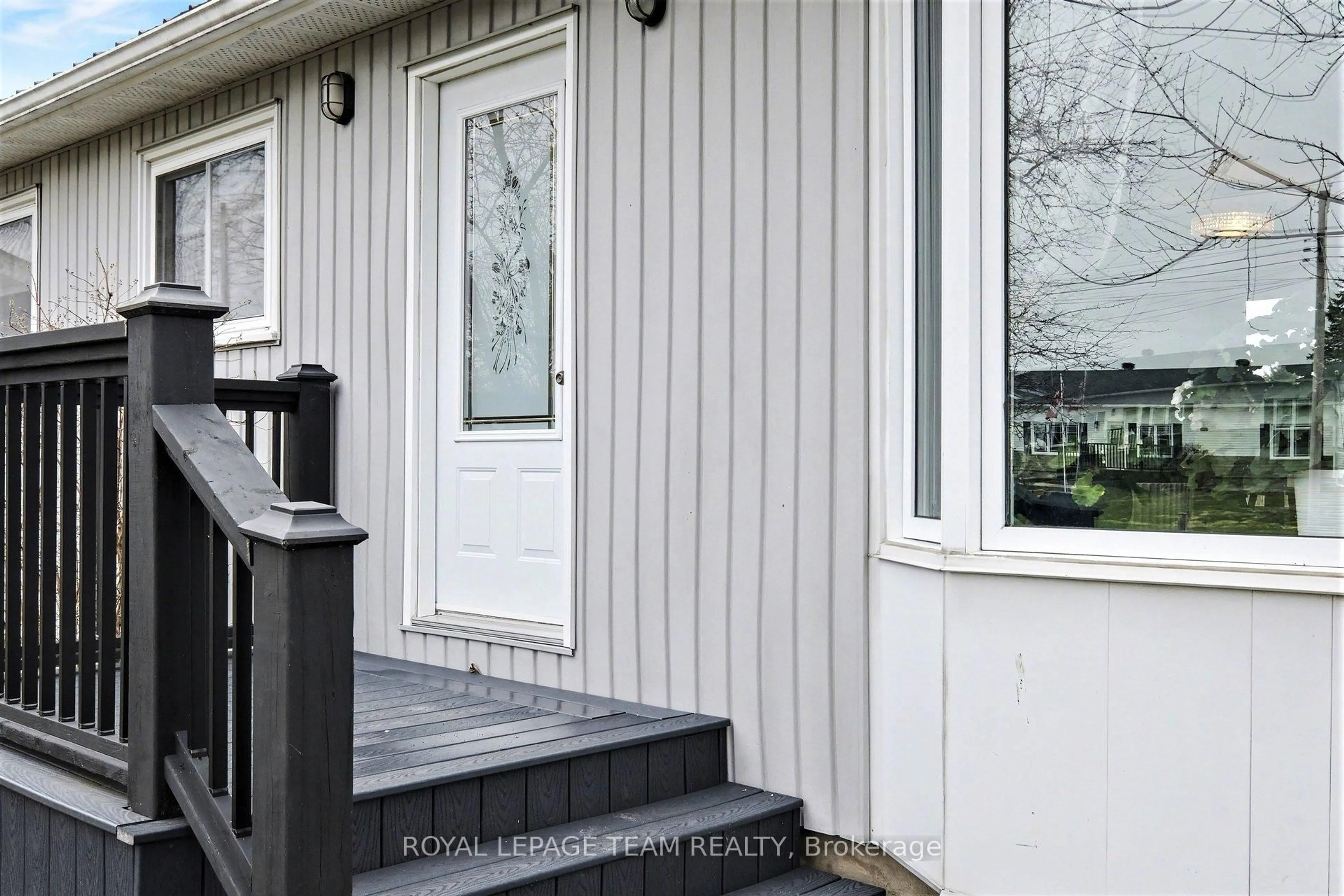 Home with vinyl exterior material, street for 3041 Bridge St, North Dundas Ontario K0E 1W0