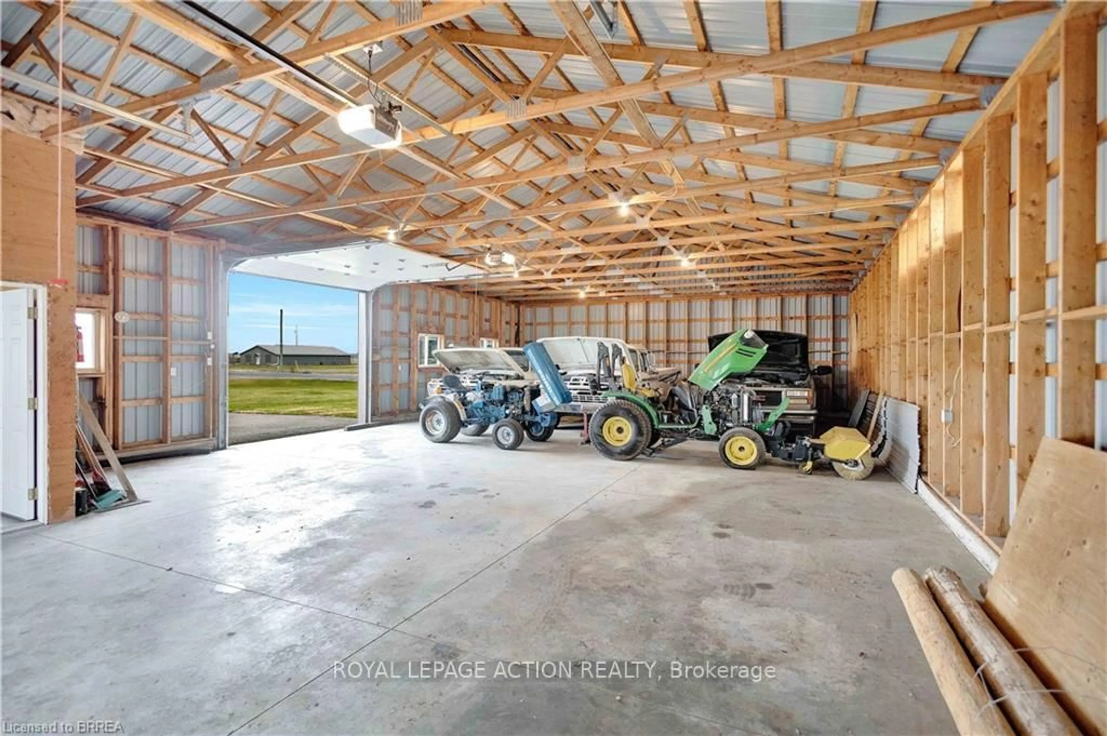 Indoor garage for 266 No 6 School Rd, Brantford Ontario N3T 5L9