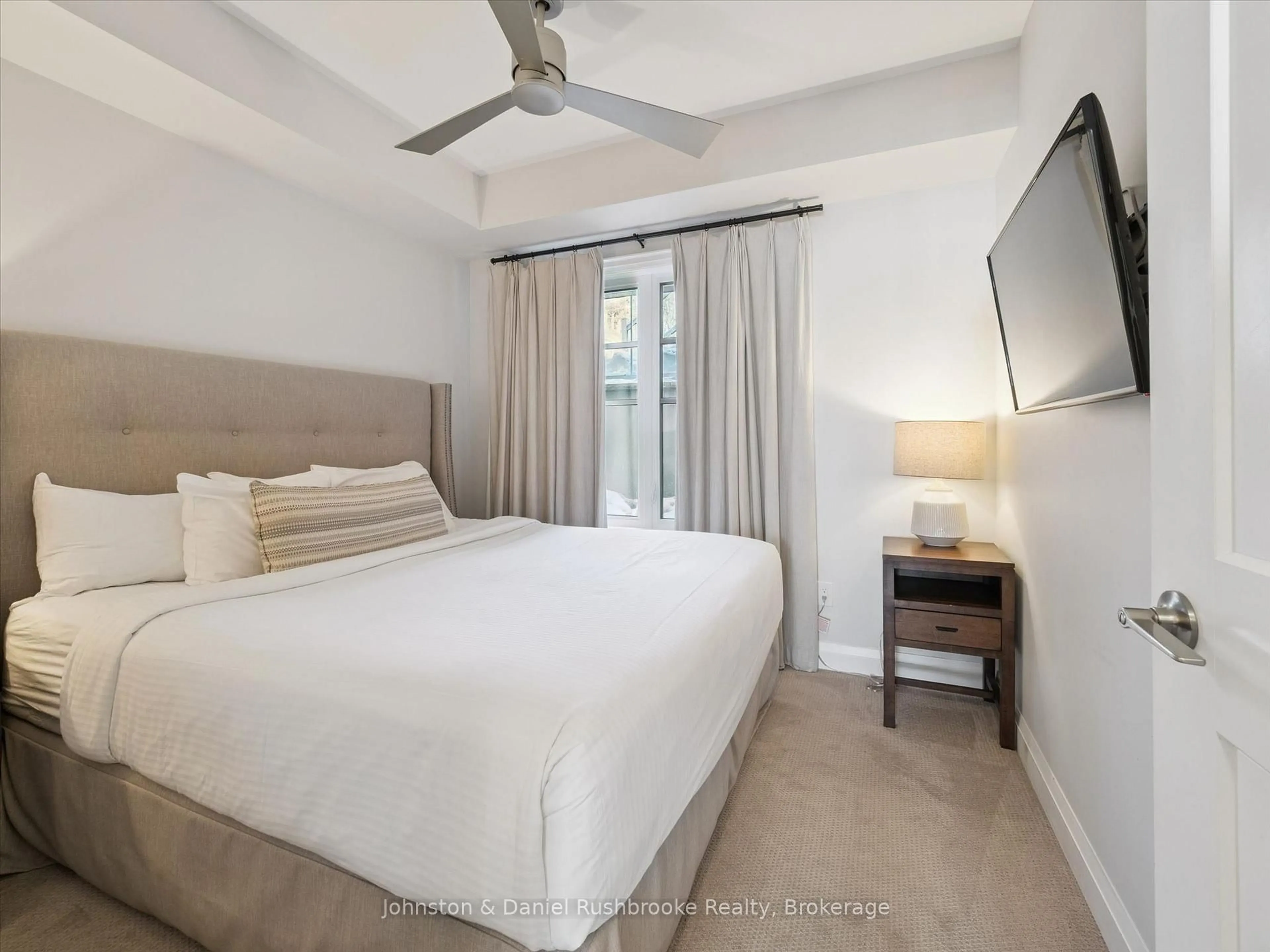 Bedroom with bed, unknown for 1869 Muskoka Road 118 W Highway #BTVE104, Muskoka Lakes Ontario P1L 1W8